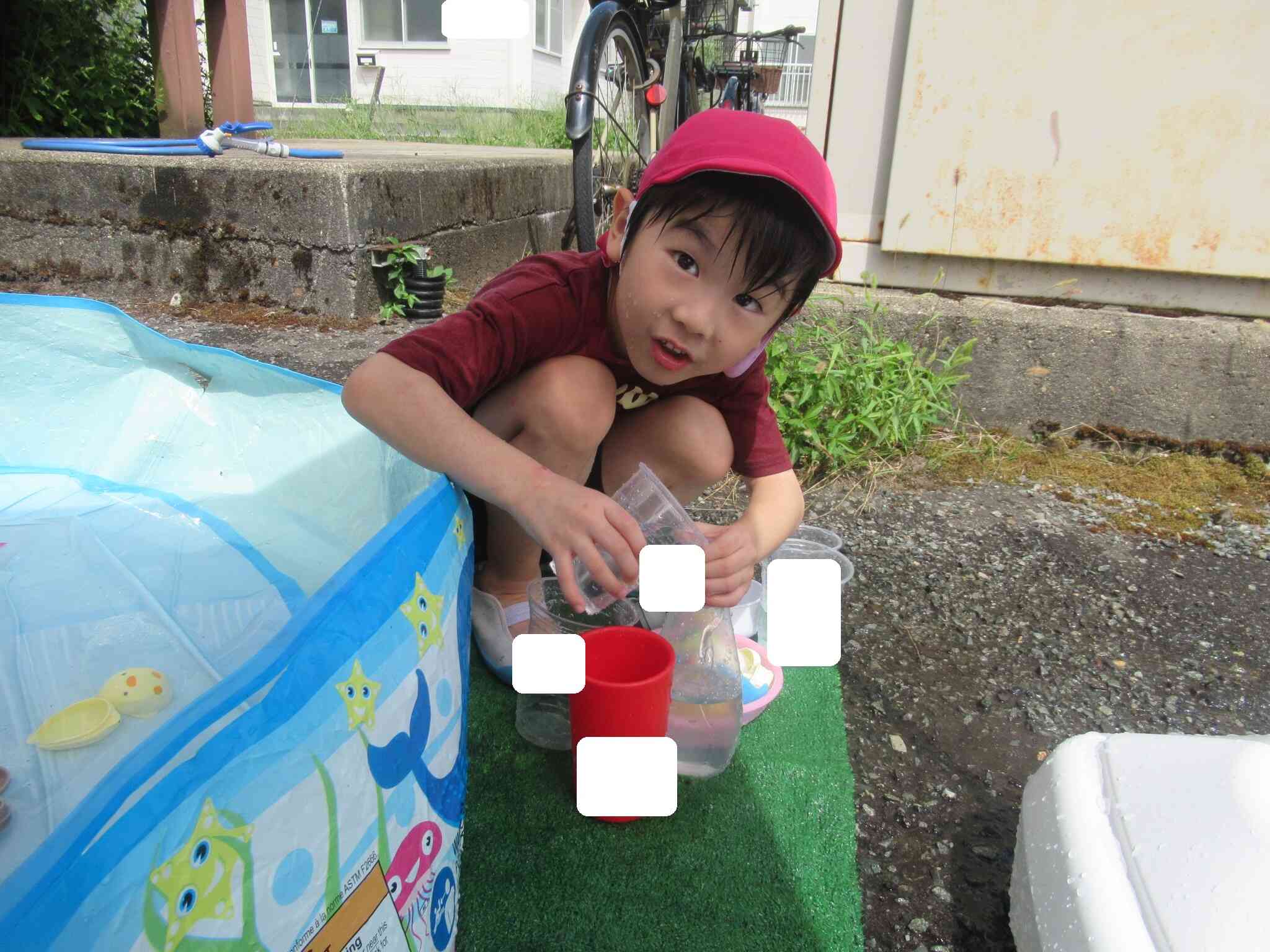 容器に水を入れているお友達…「なかなか上手に入らないなぁ」とお話ししながらそっと入れていました
