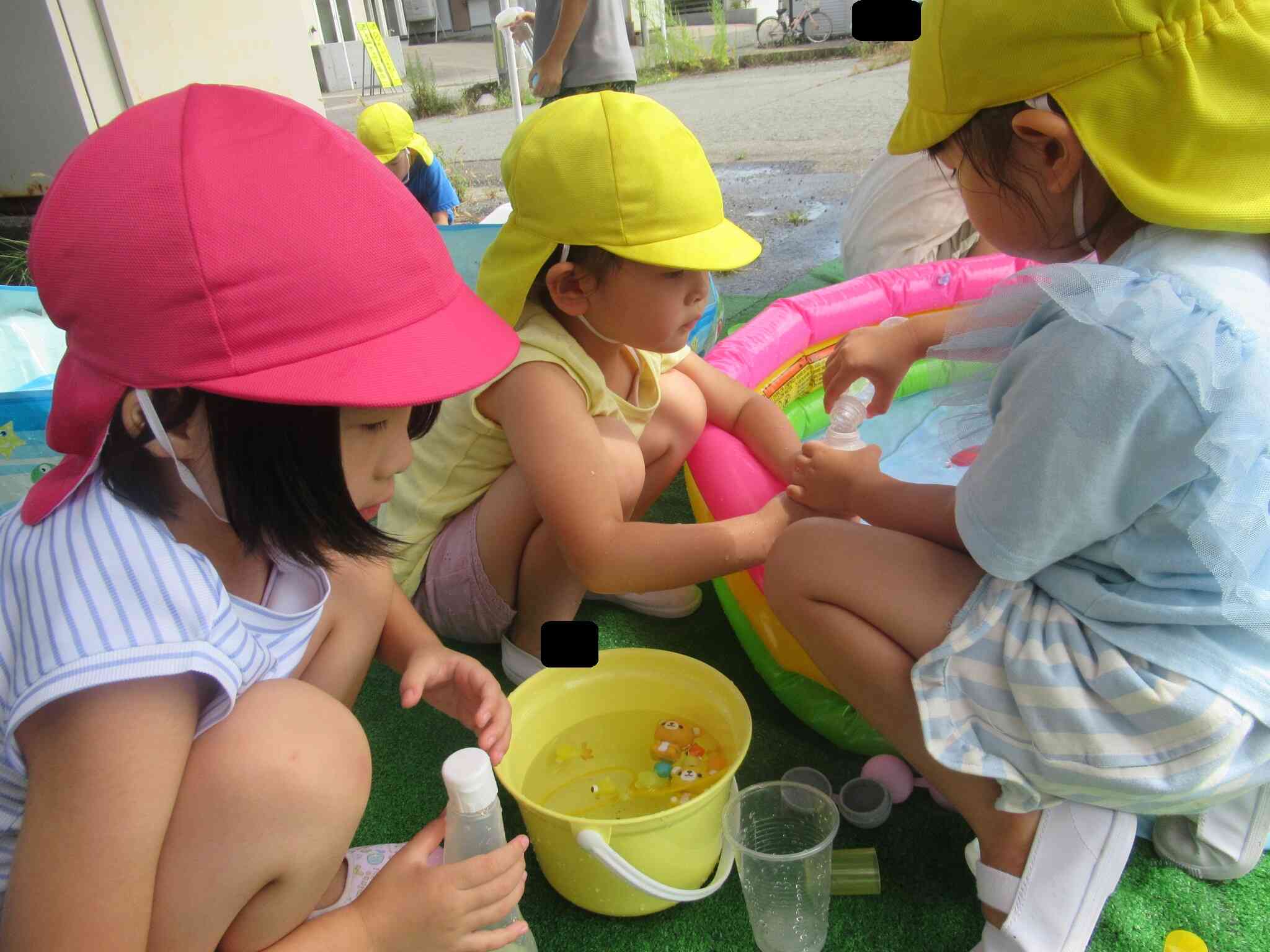 こちらもおままごと中のお友達…バケツに人形や魚を入れてお世話を楽しんでいました