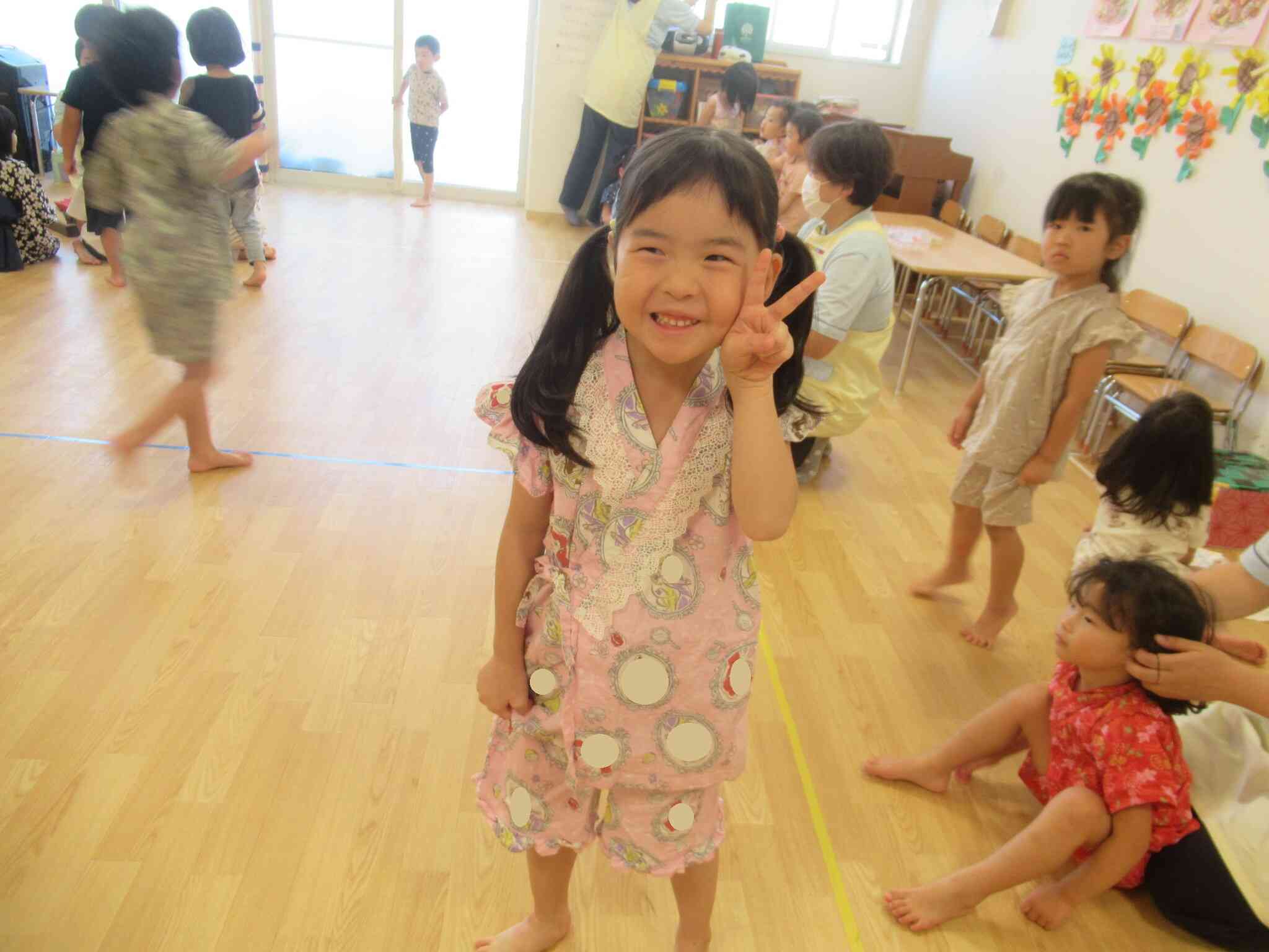 準備の様子。これから始まる夏祭りが楽しみでニコニコです