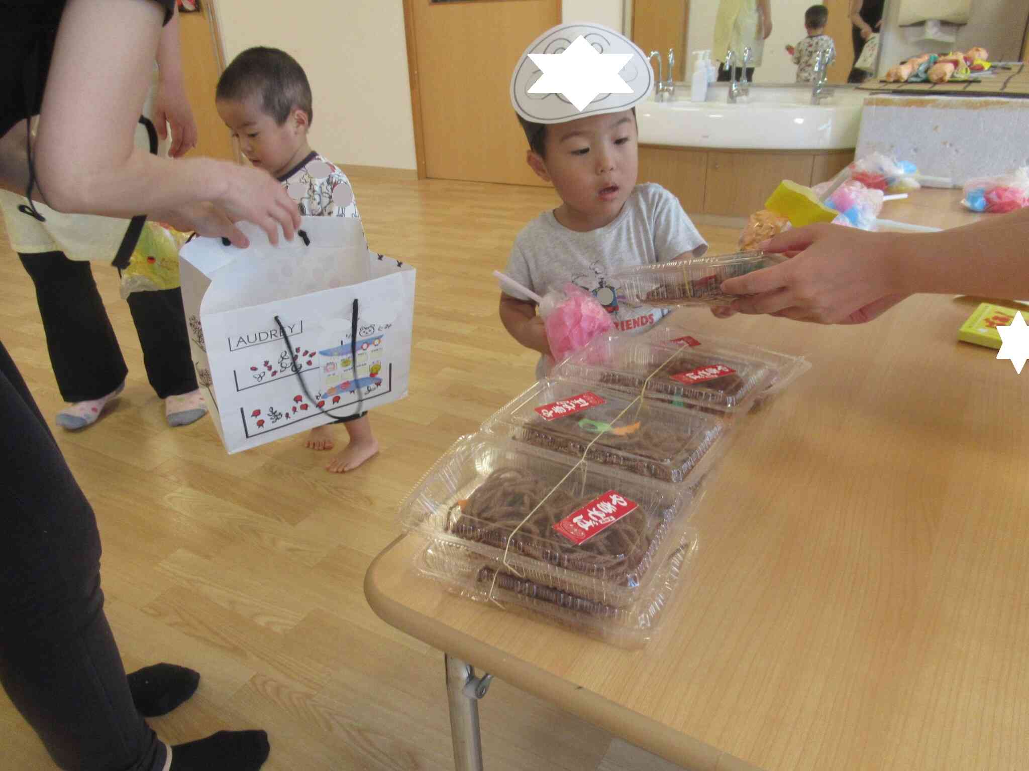 屋台でたくさんお買い物…「やきそば美味しそうだな～」