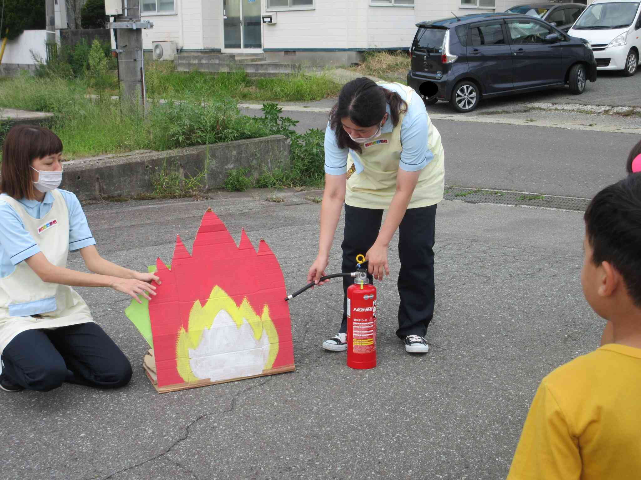 消火器の使い方も子どもたちと一緒に確認です。