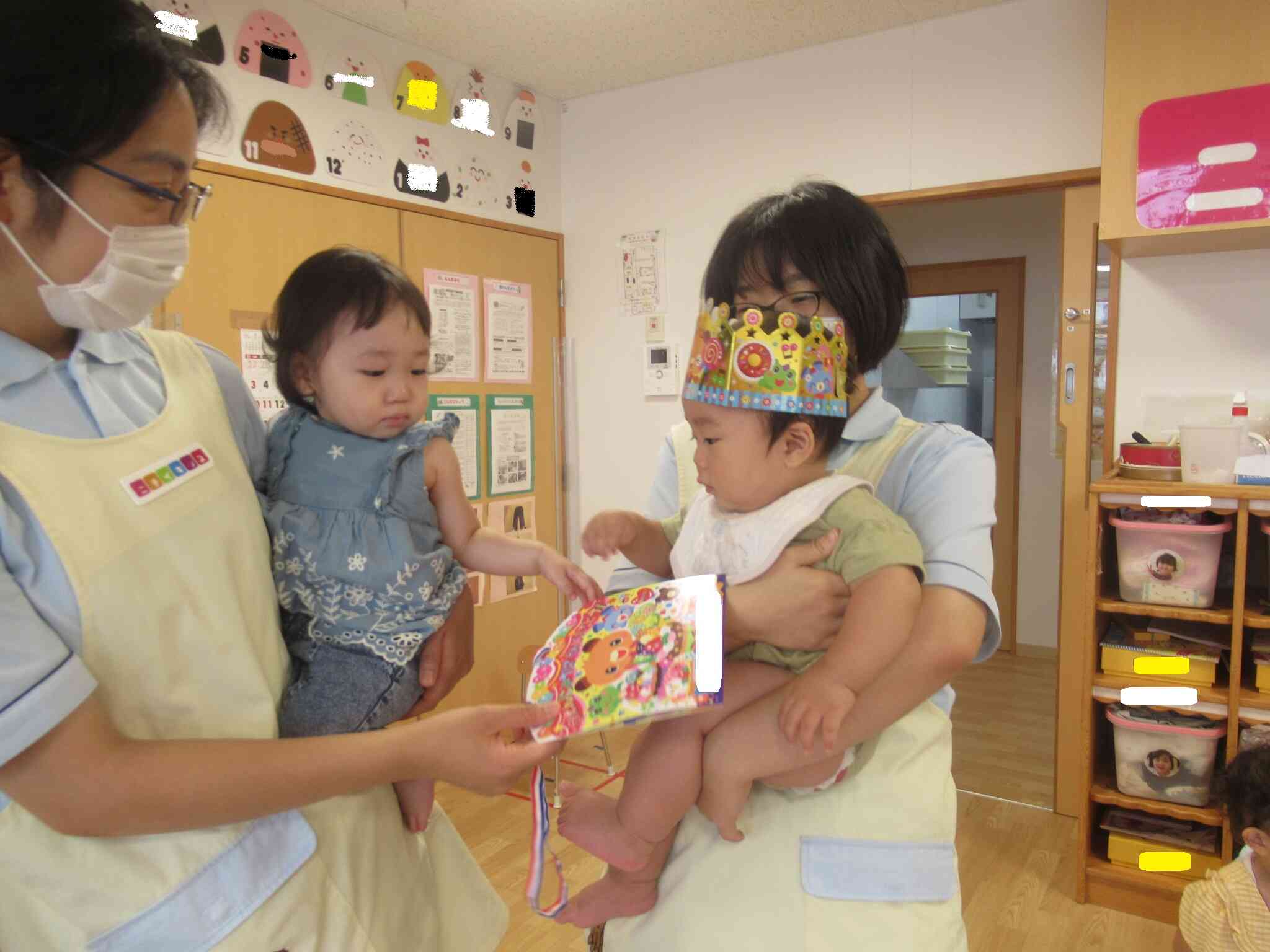 お誕生日カードのプレゼント。保育士もお手伝いしましたが、しっかり持って「どうぞ」と渡してくれました。