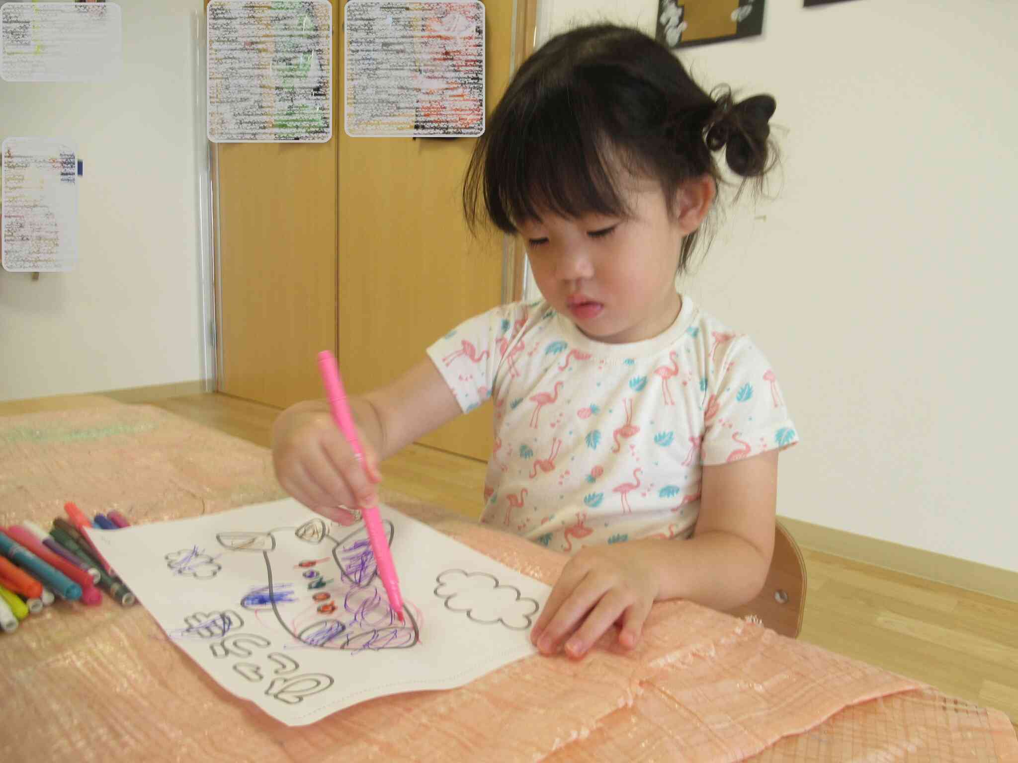 2歳児のお友達は水性ペンに挑戦し、ピンクや青が人気の色でした