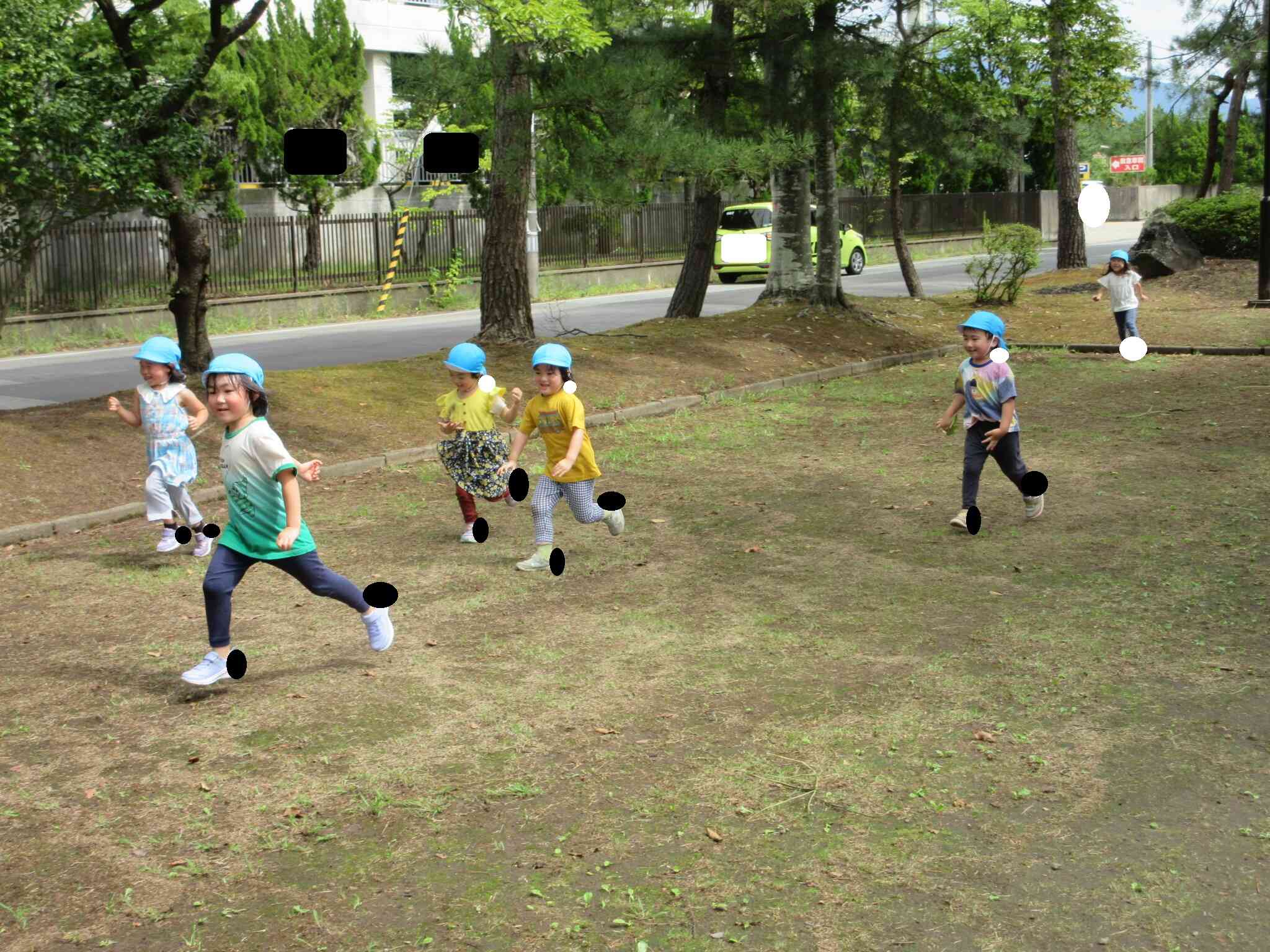 「よーい、どん！」みんなで走ると楽しいね！