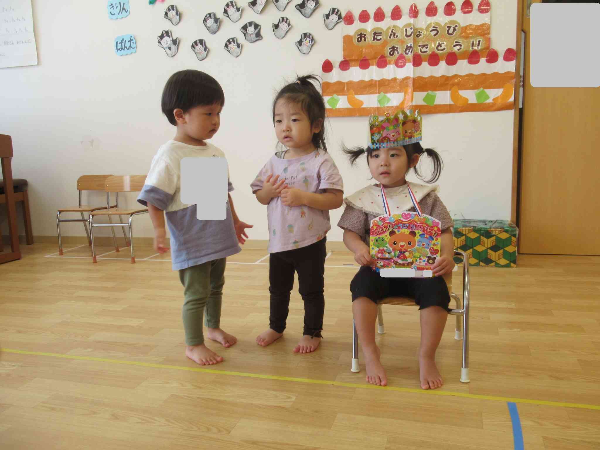 誕生児のお友達が前に出てきて一緒にお祝いしてくれました。