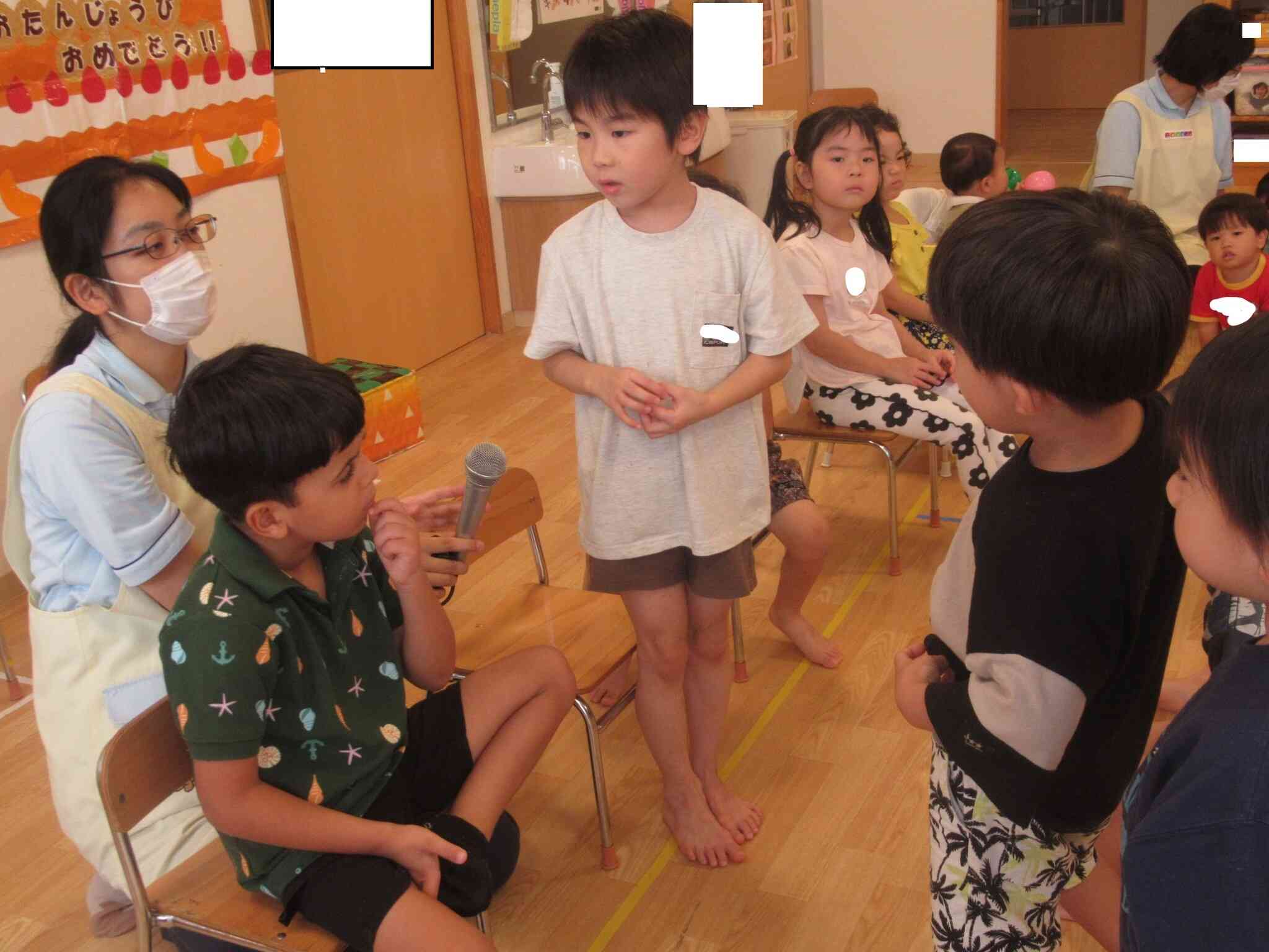 「好きな遊びは何ですか？」「メカマンブロックが好きだけど、レゴも好き…。どっちも！」