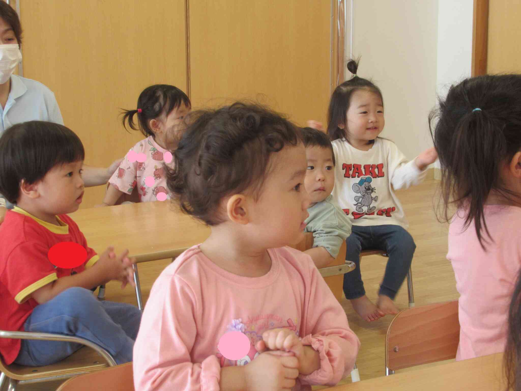 真剣にお話を聞いていました
