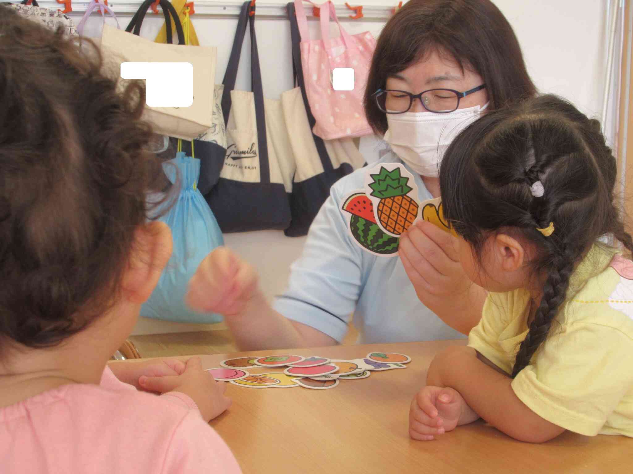 子ども達の好きな野菜や果物を聞いて、見せていきます