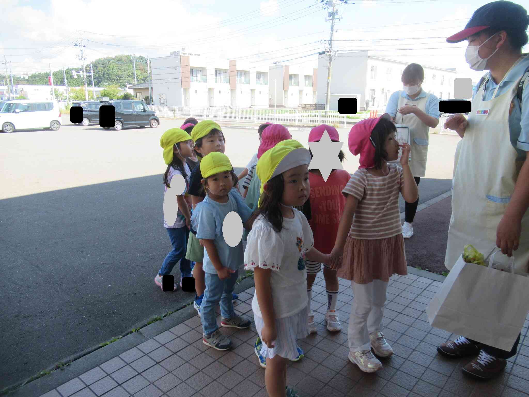 保育園から歩いて、ケアセンターに到着。歩いている時も「お歌やプレゼント、喜んでくれるかな？」とドキドキしている様子でした。