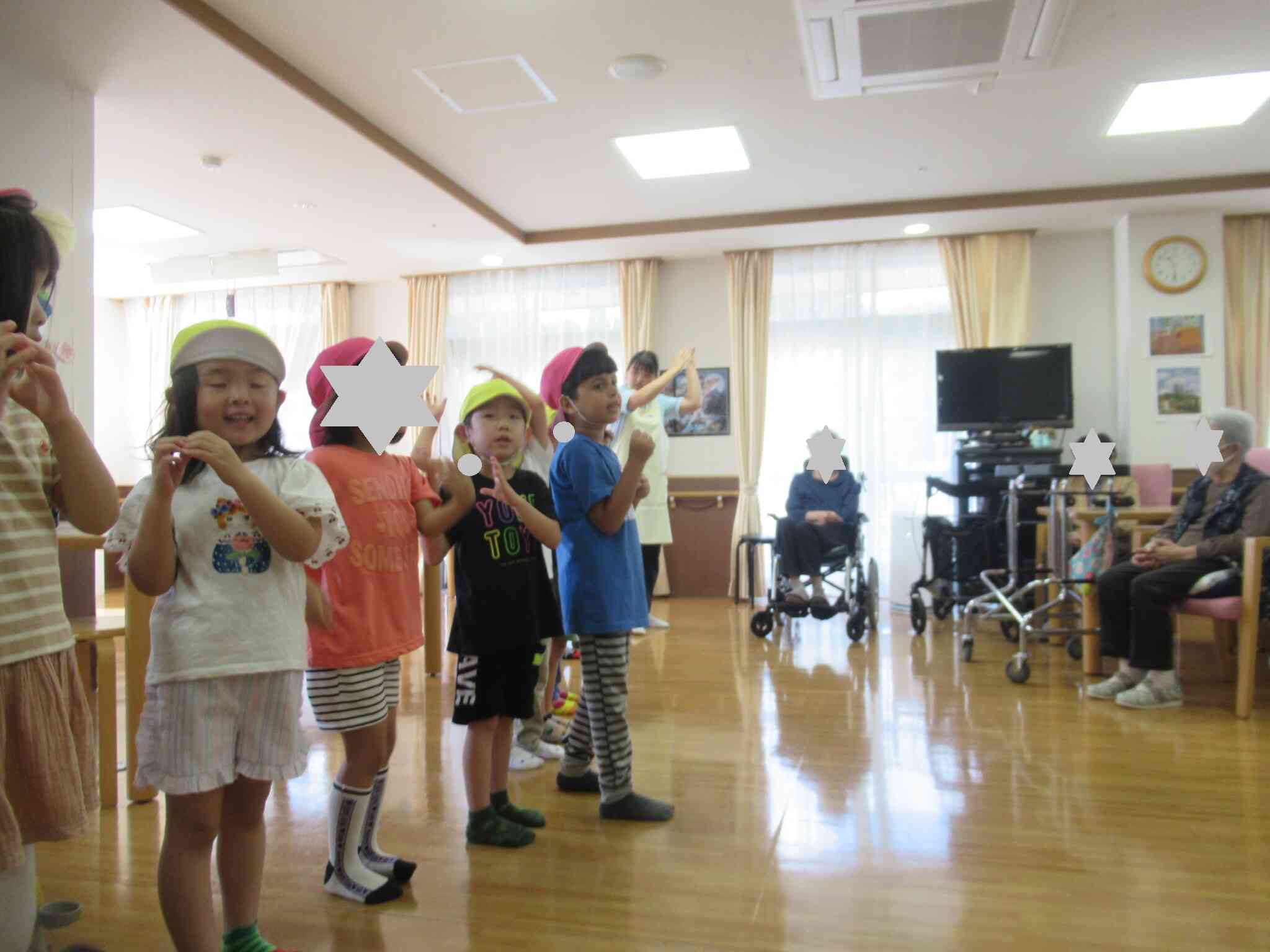 こちらは、「にじ」の歌を歌っている様子です。子ども達は歌に合わせて手話も披露しました。