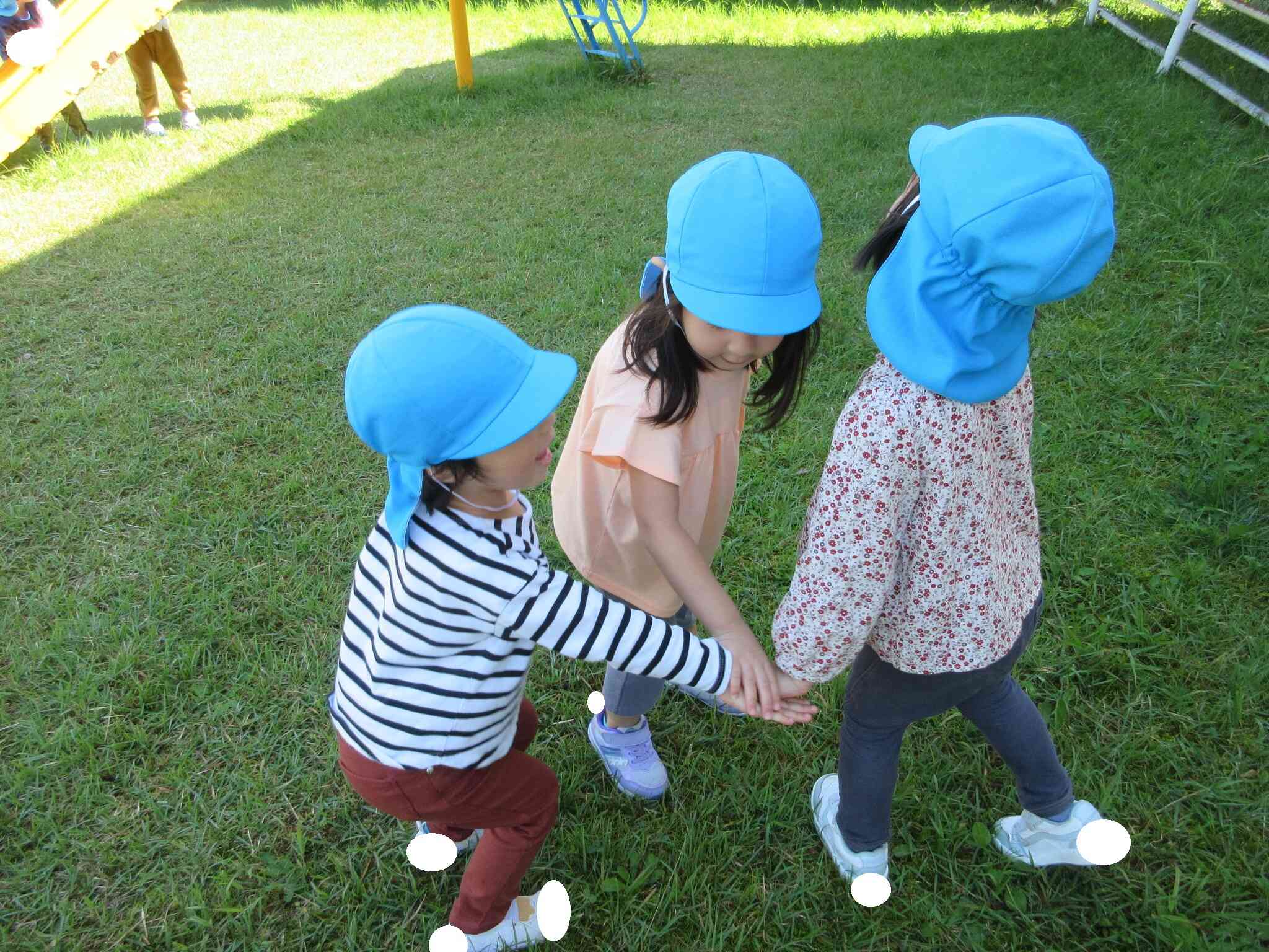 すると女の子たちが集まって「ハートの葉っぱを探すぞー！えいえいおー！」と一致団結していました。