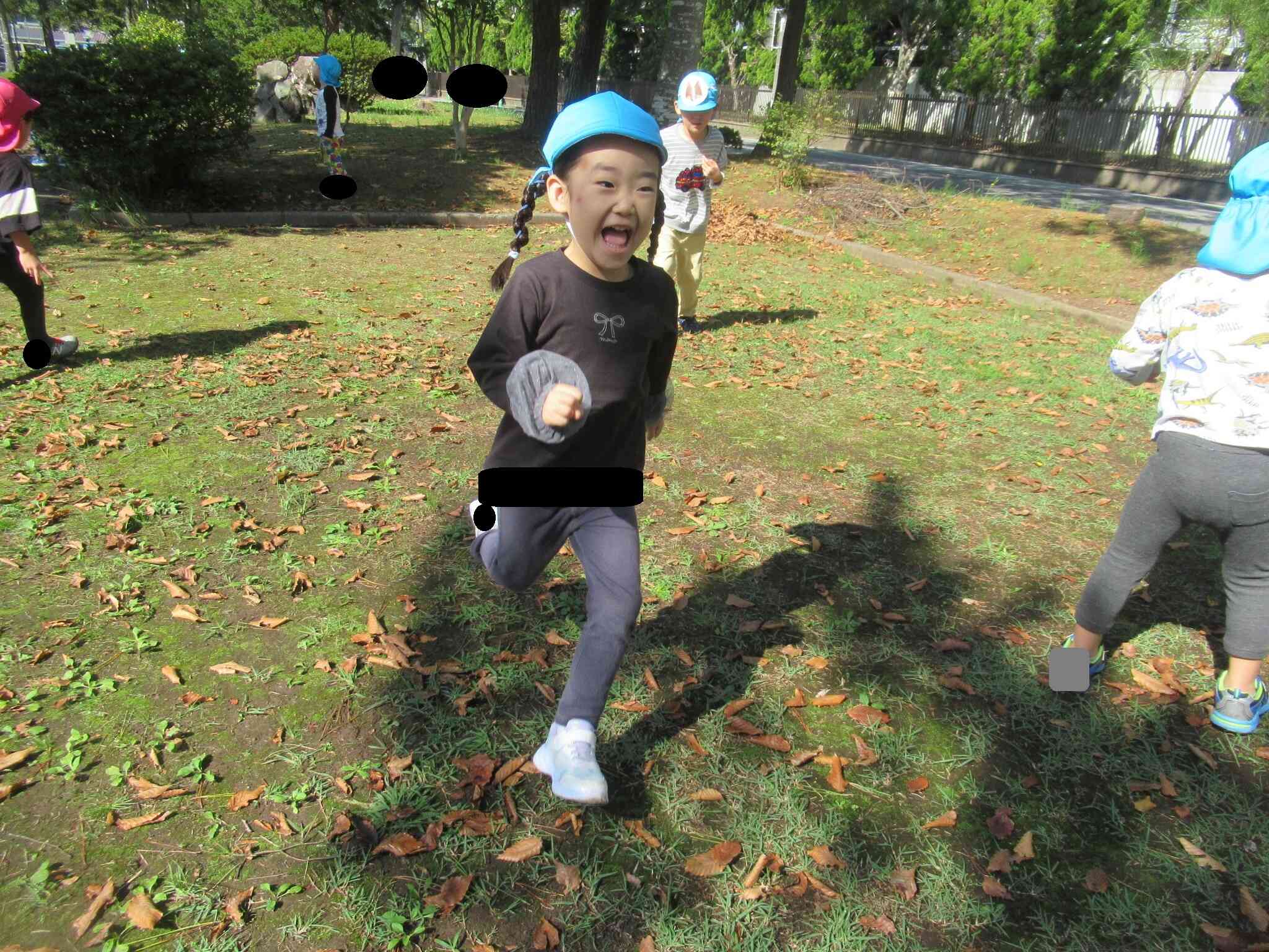 後ろのおおかみ役の子から逃げている様子…「逃げろ～」