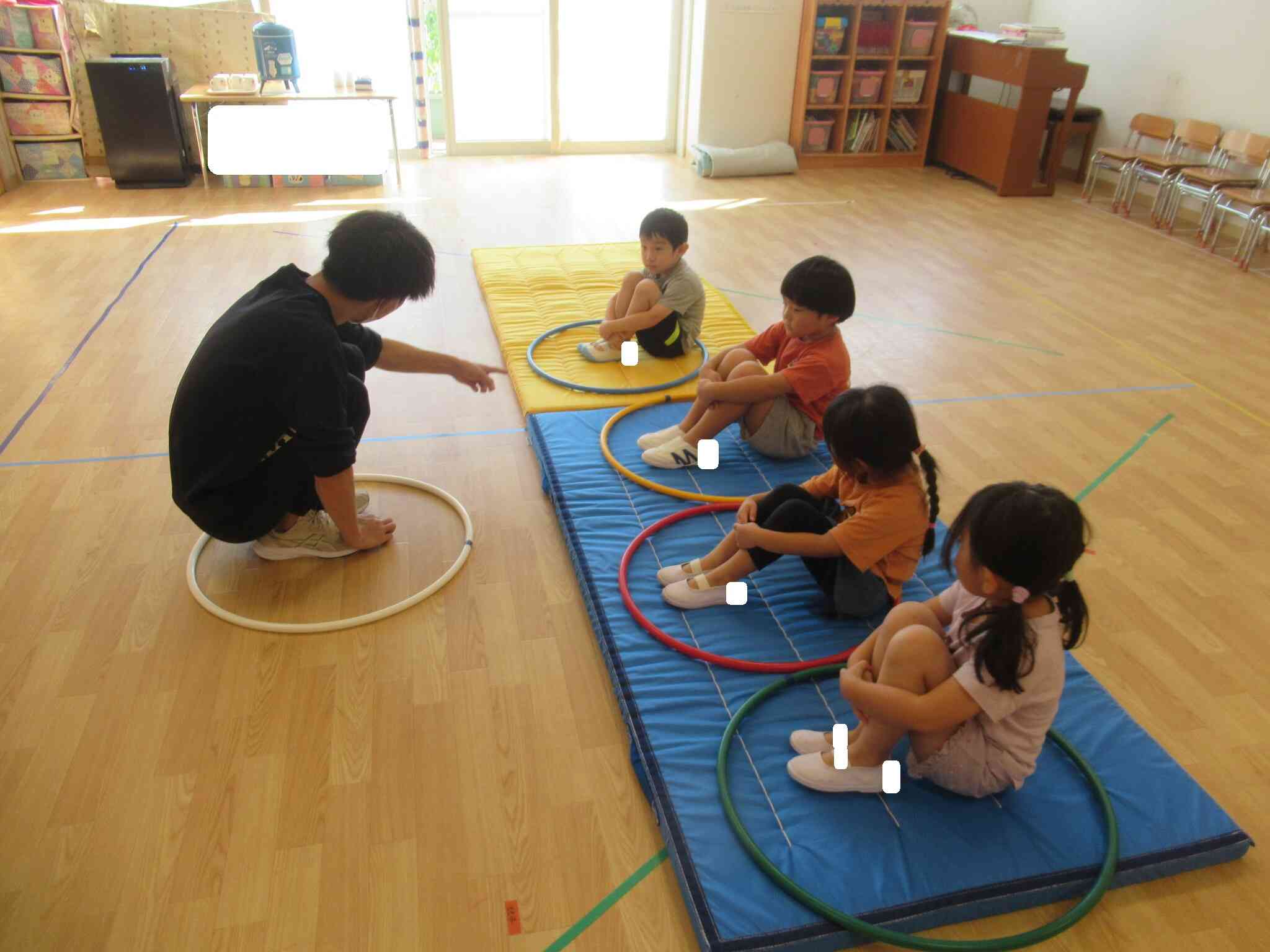 自分の好きな色を選んで輪っかの中に座りました。お話を聞く時は、はみ出さないように気を付けていました。