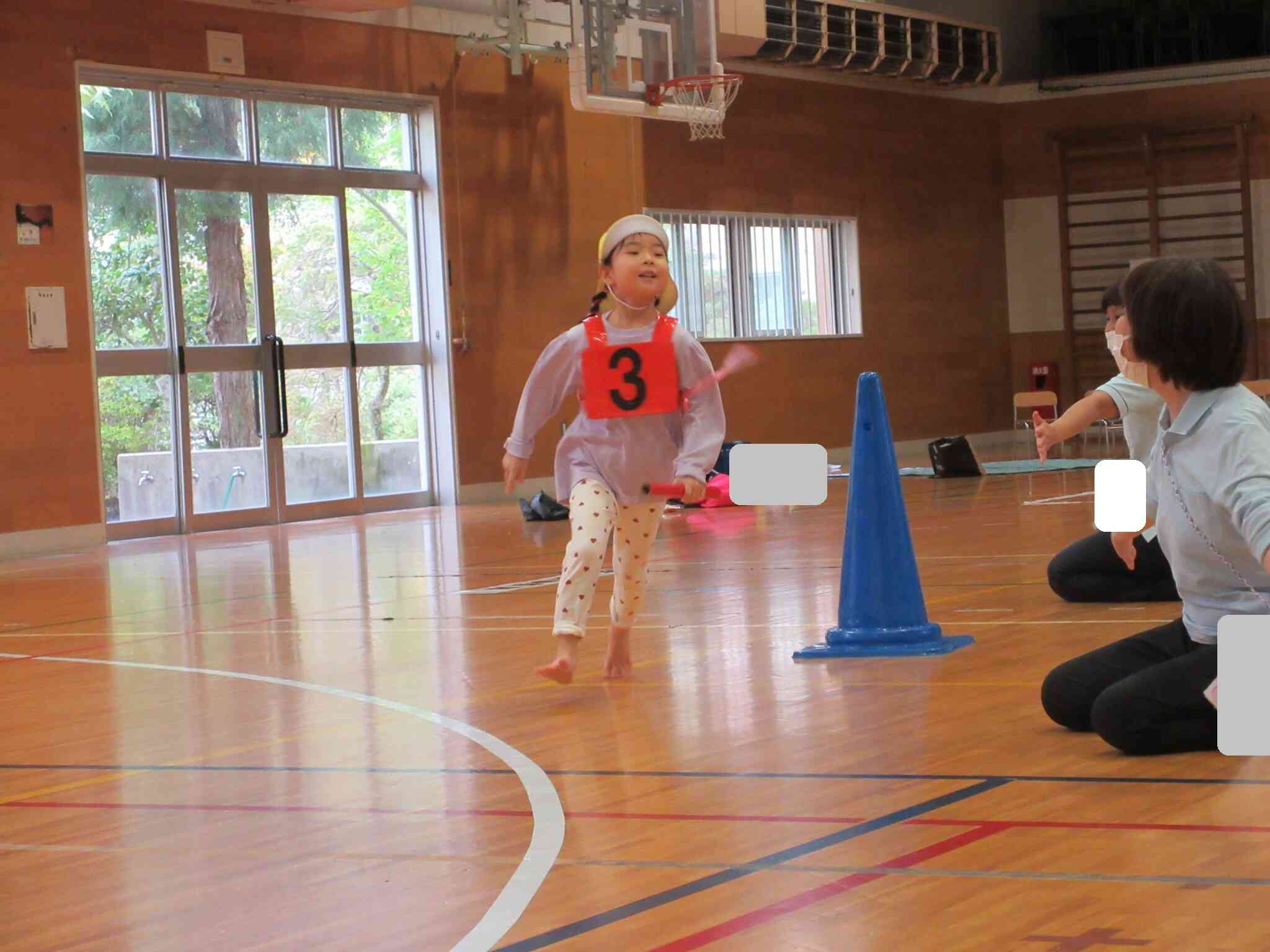 バトンをもらうとみんな思いっきり走っていました。