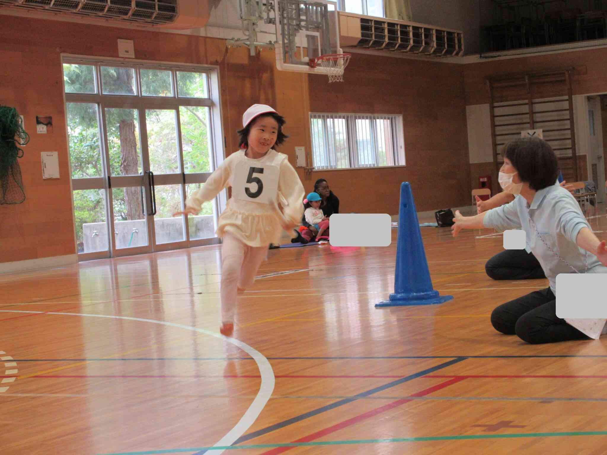 一緒に走るお友達に負けないように、力いっぱい走っていました。