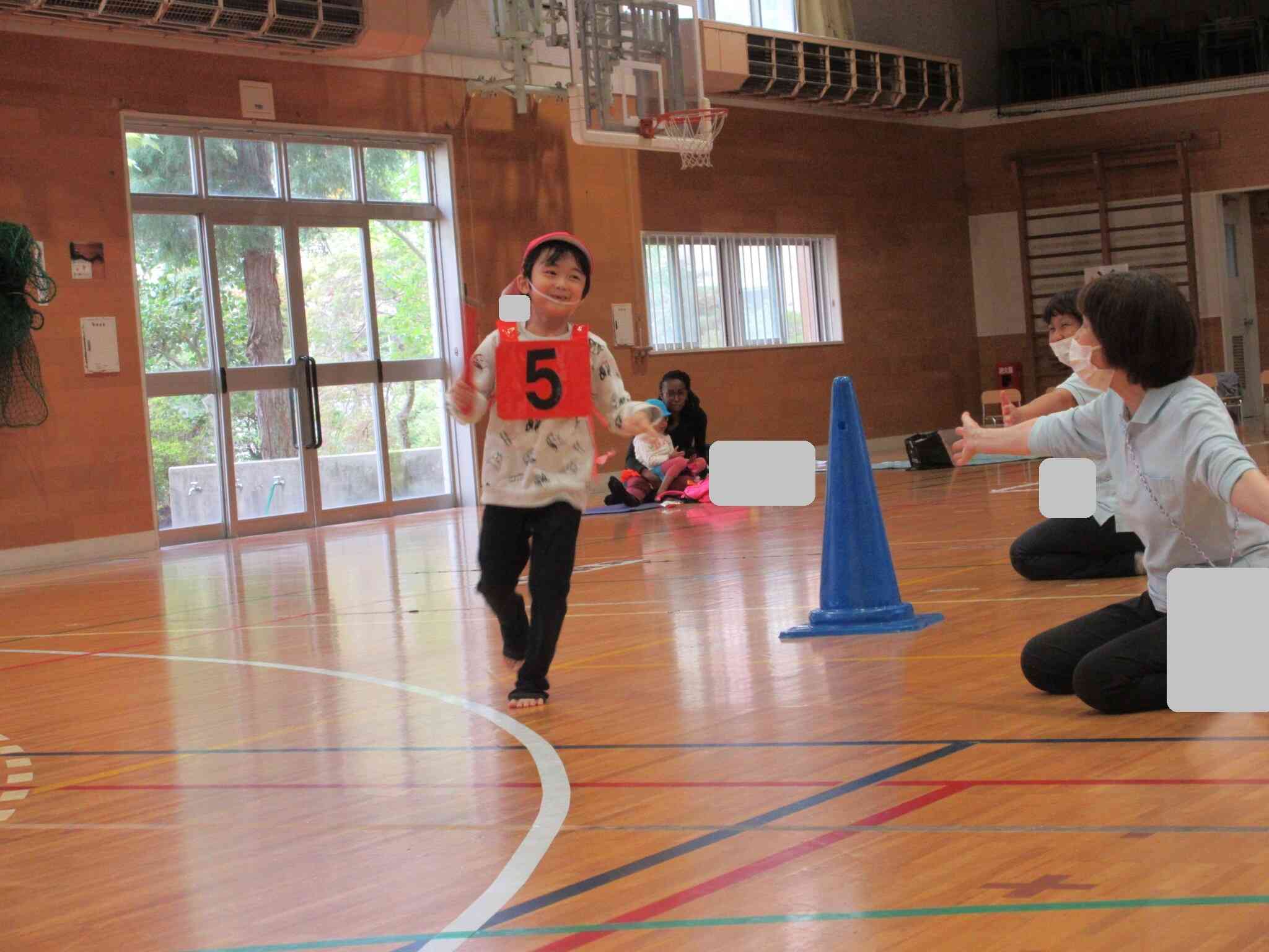 前にお友達が見えて、嬉しそうにしていました。負けないように追いかけます。