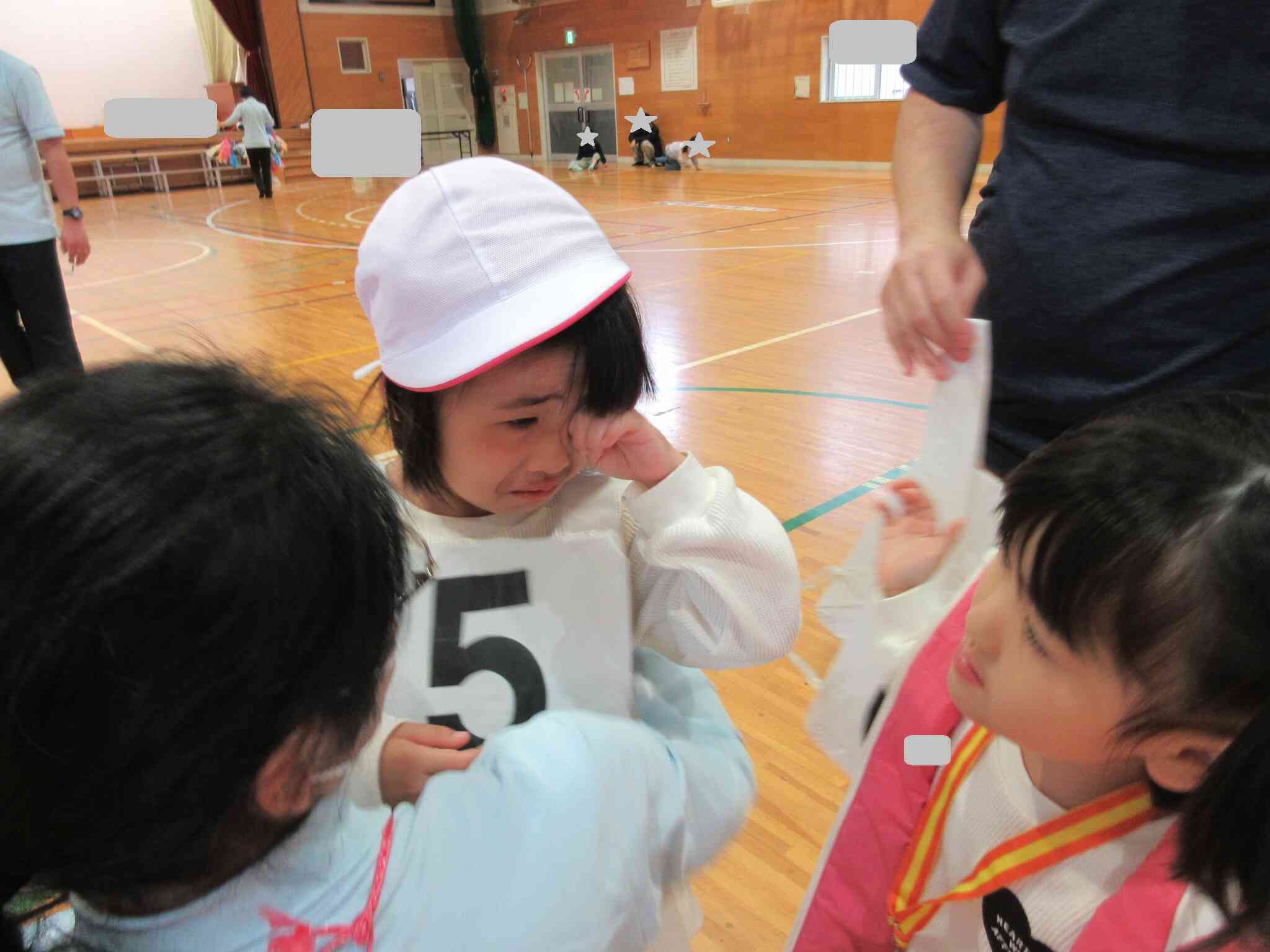 負けてしまった白チーム。悔しくて、涙がポロリ・・・。最後までたくさん頑張りました。