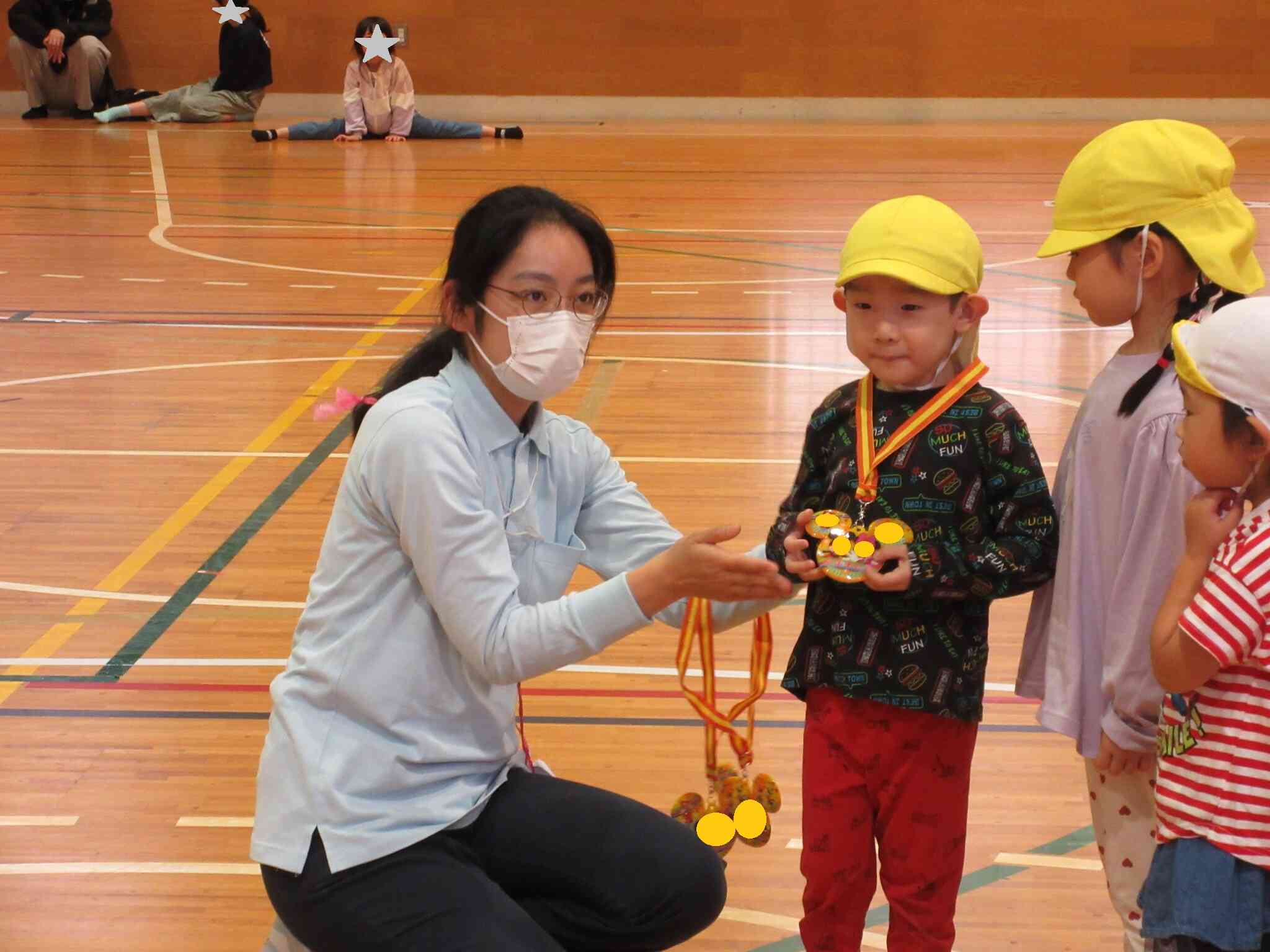 頑張った後にメダルをもらって、得意気な表情です。