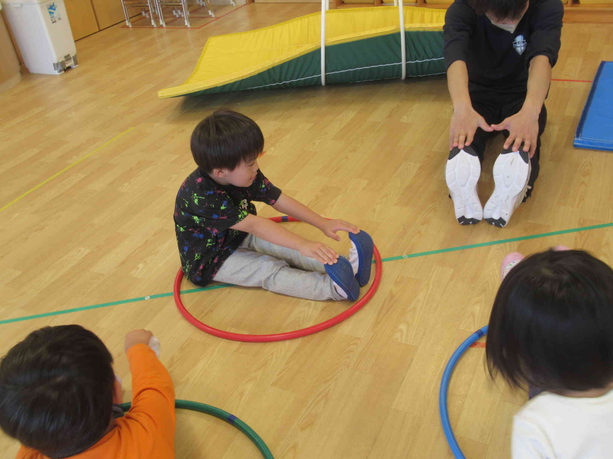 輪っかを使ってストレッチです！「１，２，３，４……」と数を数えてしっかりと伸ばしていました。