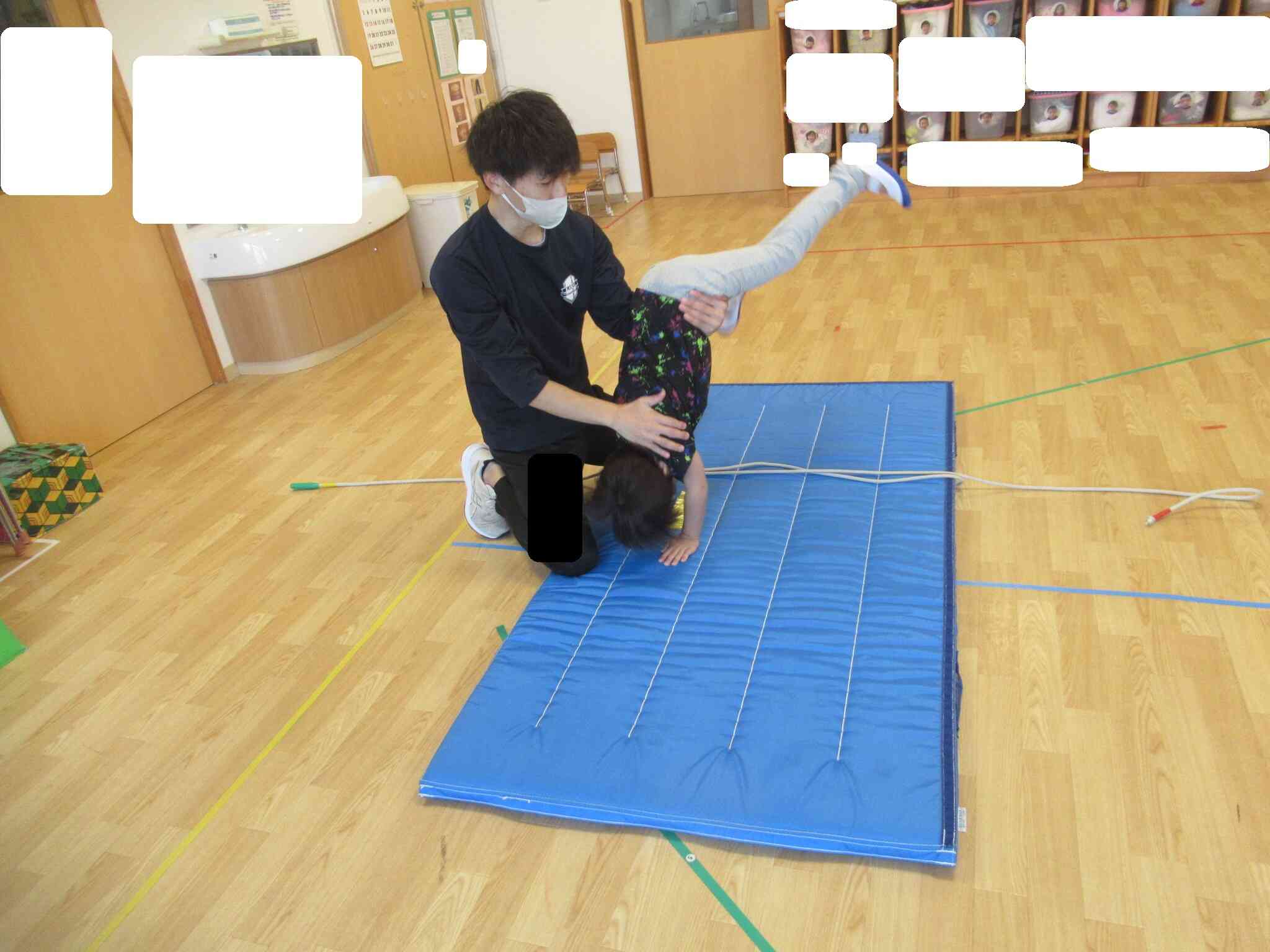 マットにしっかりと手をついて回転します。思い切り回って大興奮していました。