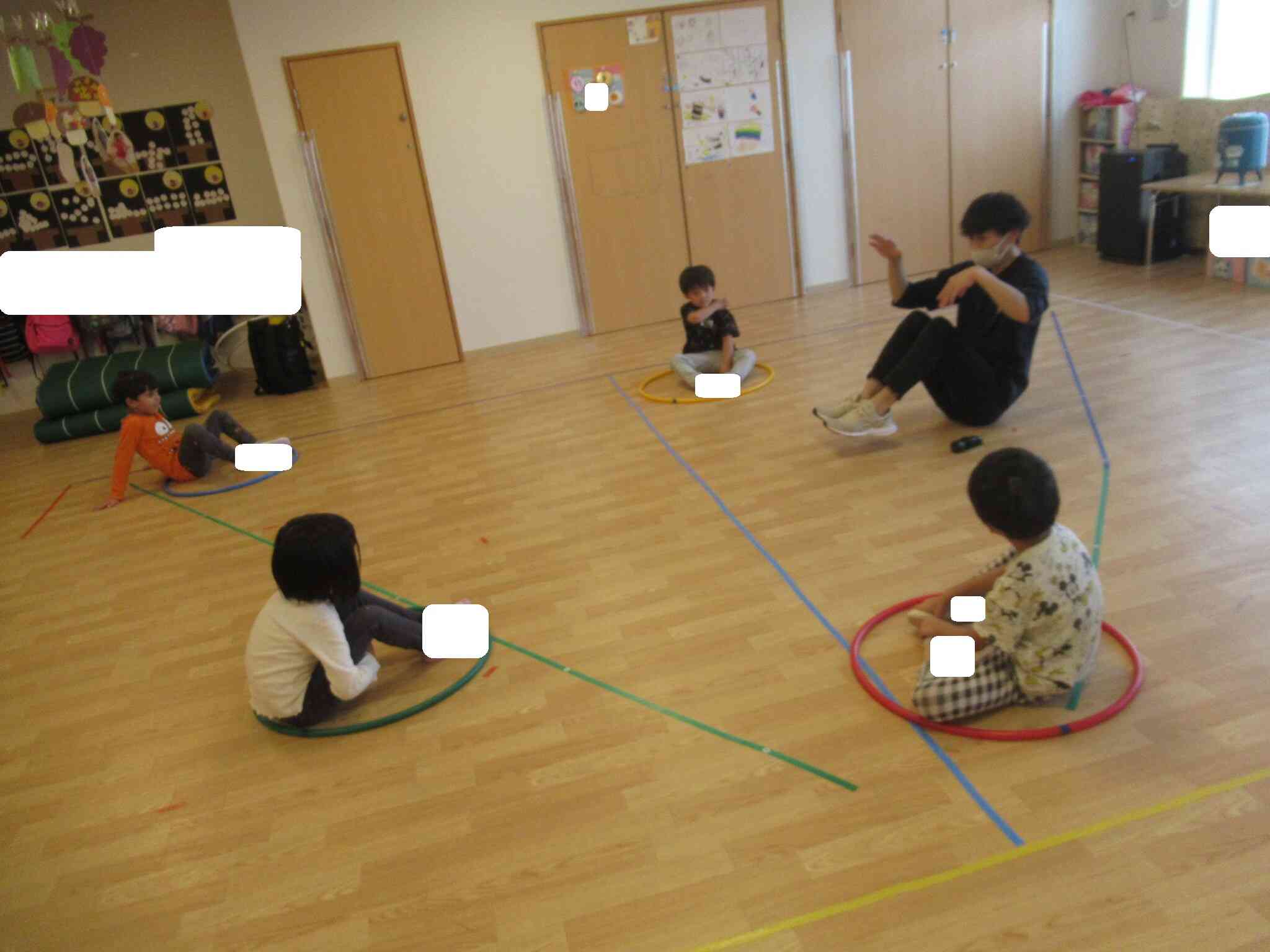 手と足をほぐします。後ろに倒れないようにできるかな？