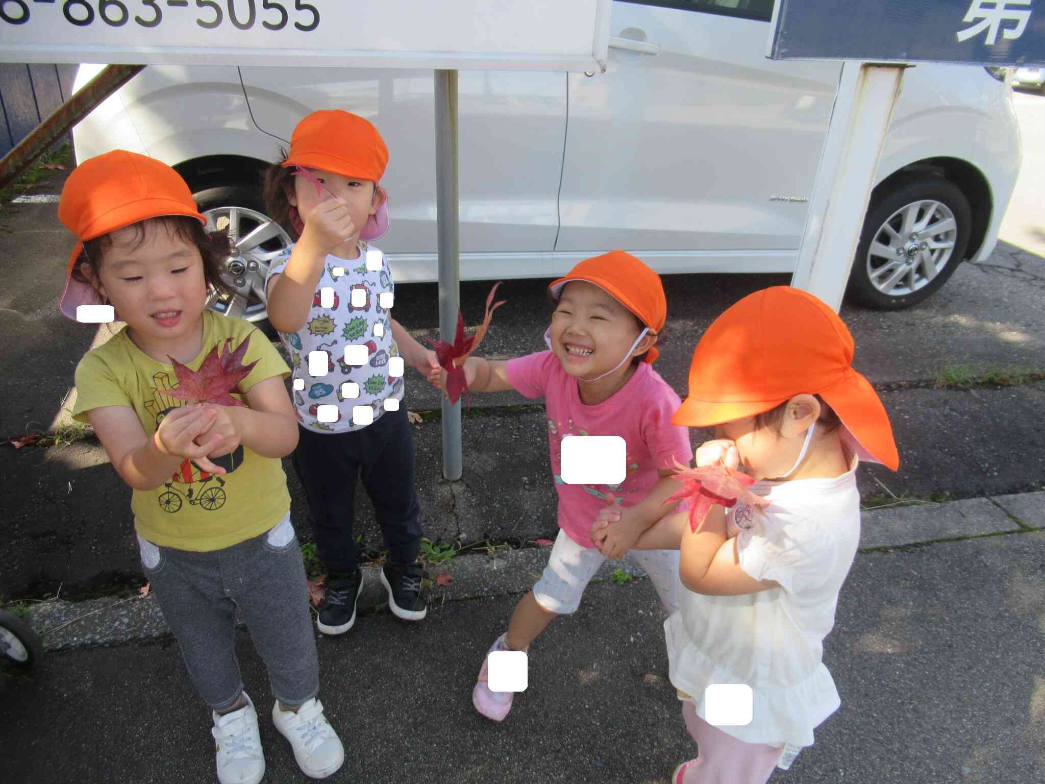お散歩に行った時の様子…紅葉で落ちた葉っぱを拾って大喜びです！みてみてーとニコニコの子ども達です