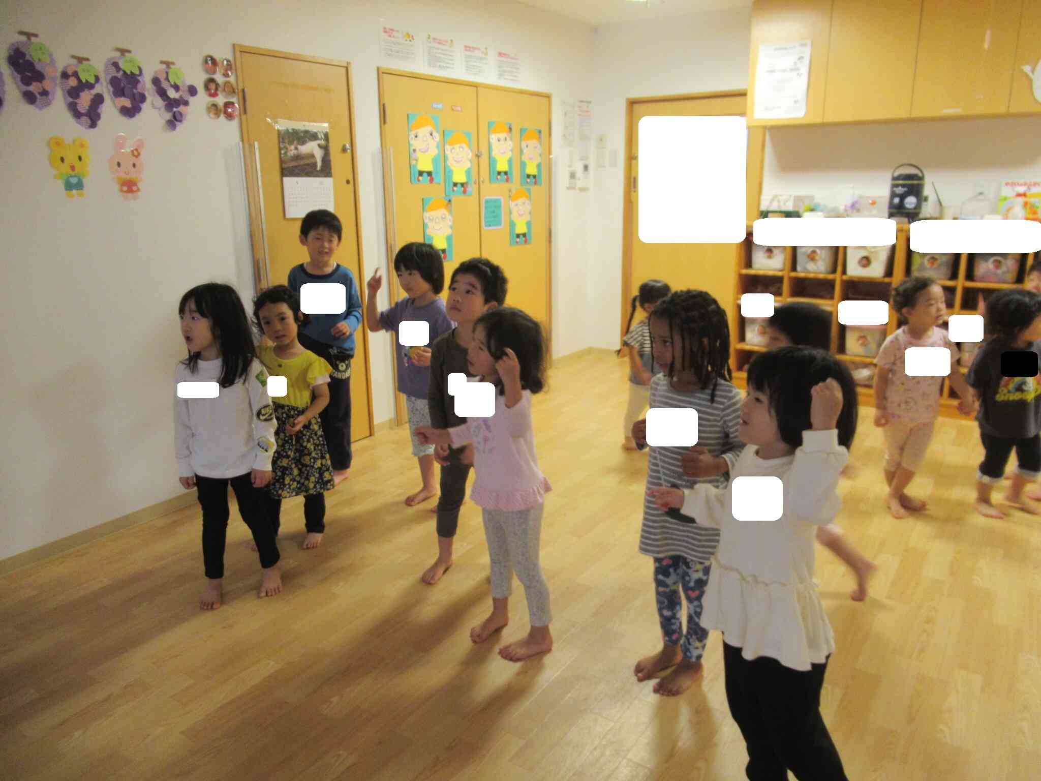 身振り手振りで表現を楽しむ子ども達