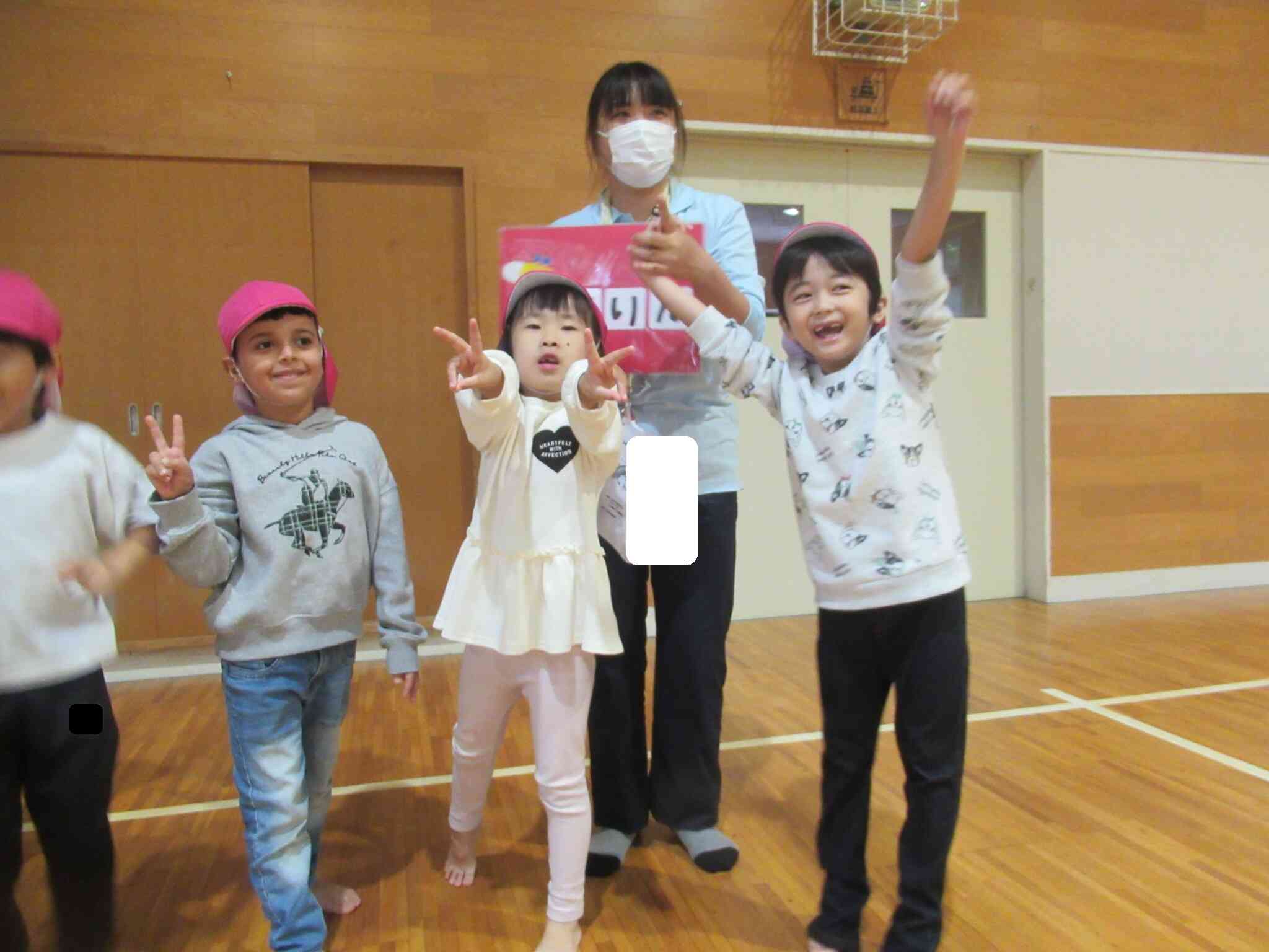カメラに向かってピース！