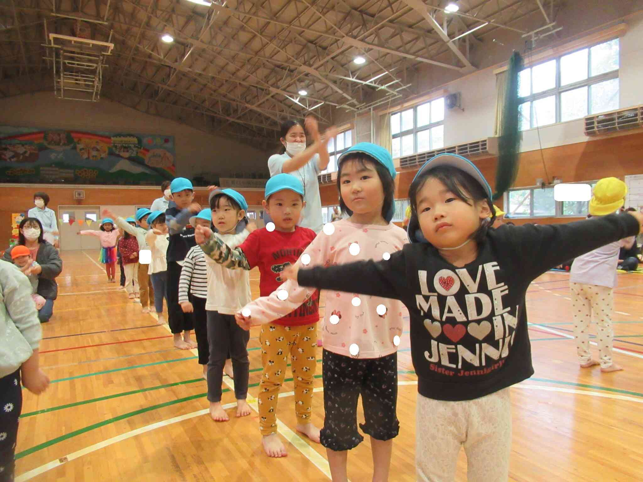 りす組（3歳児）のラジオ体操の様子です～元気に踊っていますね！