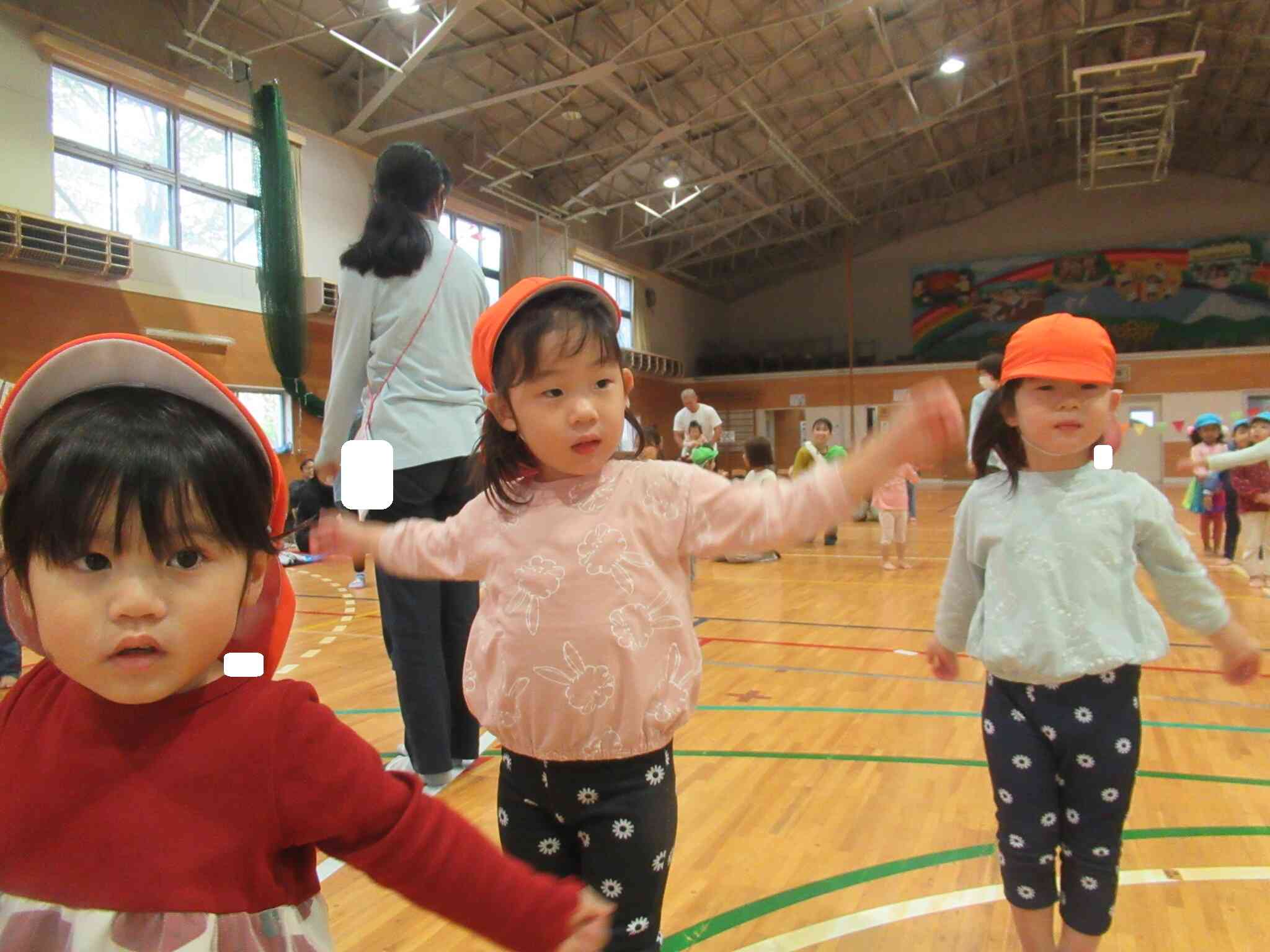 うさぎ組（2歳児）のラジオ体操の様子です～音楽に合わせて体操頑張っています～