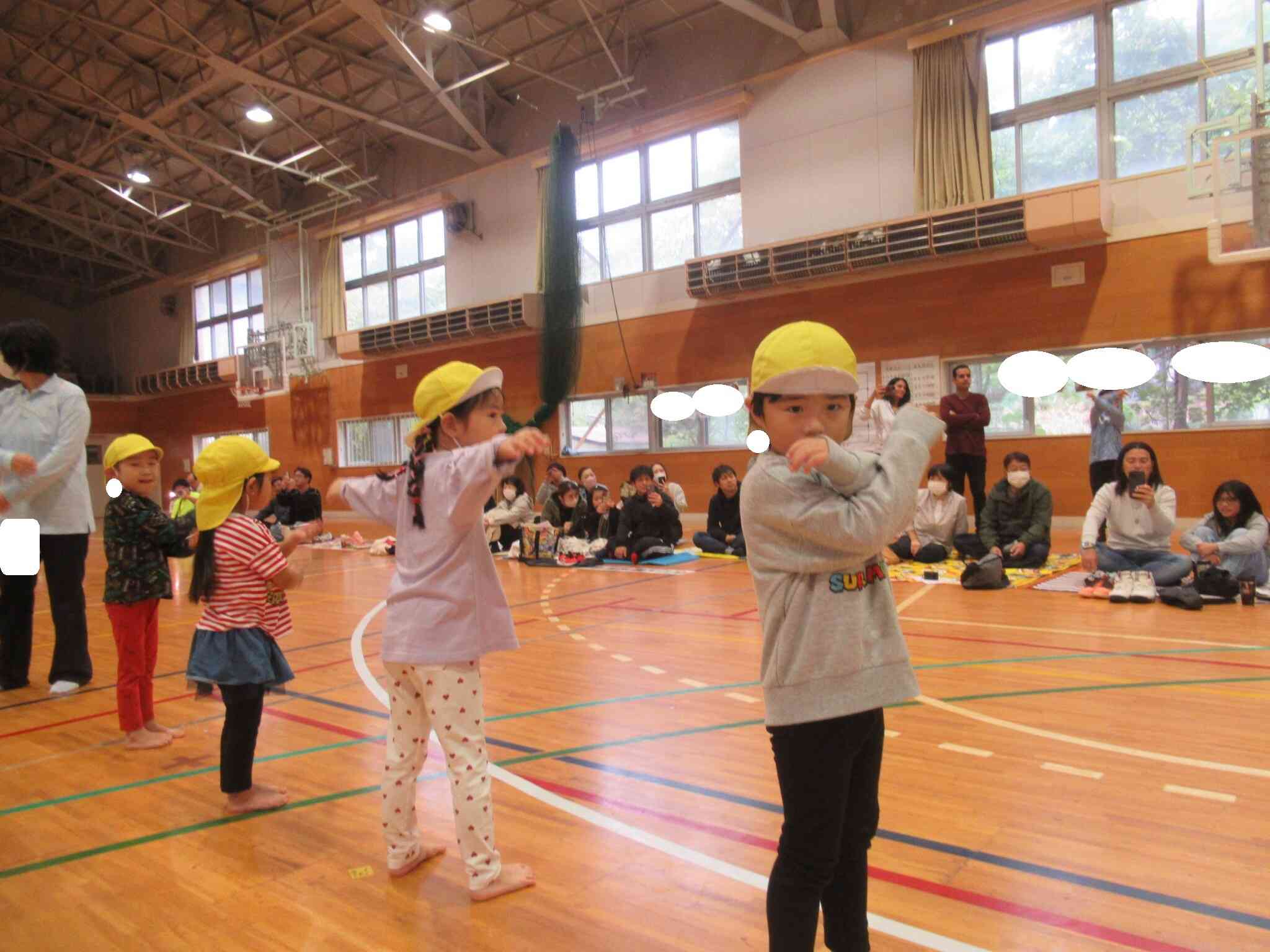 ぱんだ組（4歳児）も大きく体を動かして体操しています。これから始まる運動会へのやる気が感じられますね。