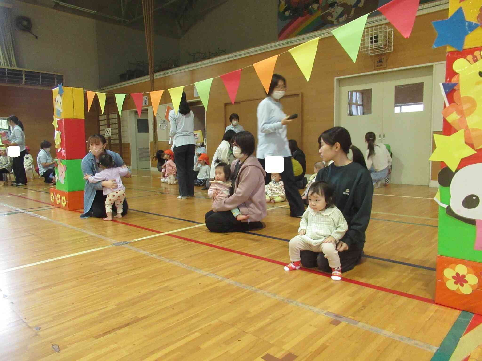 ひよこ組（0歳児）のかけっこが始まりました！お家の方と一緒にゴール目指して頑張ります！