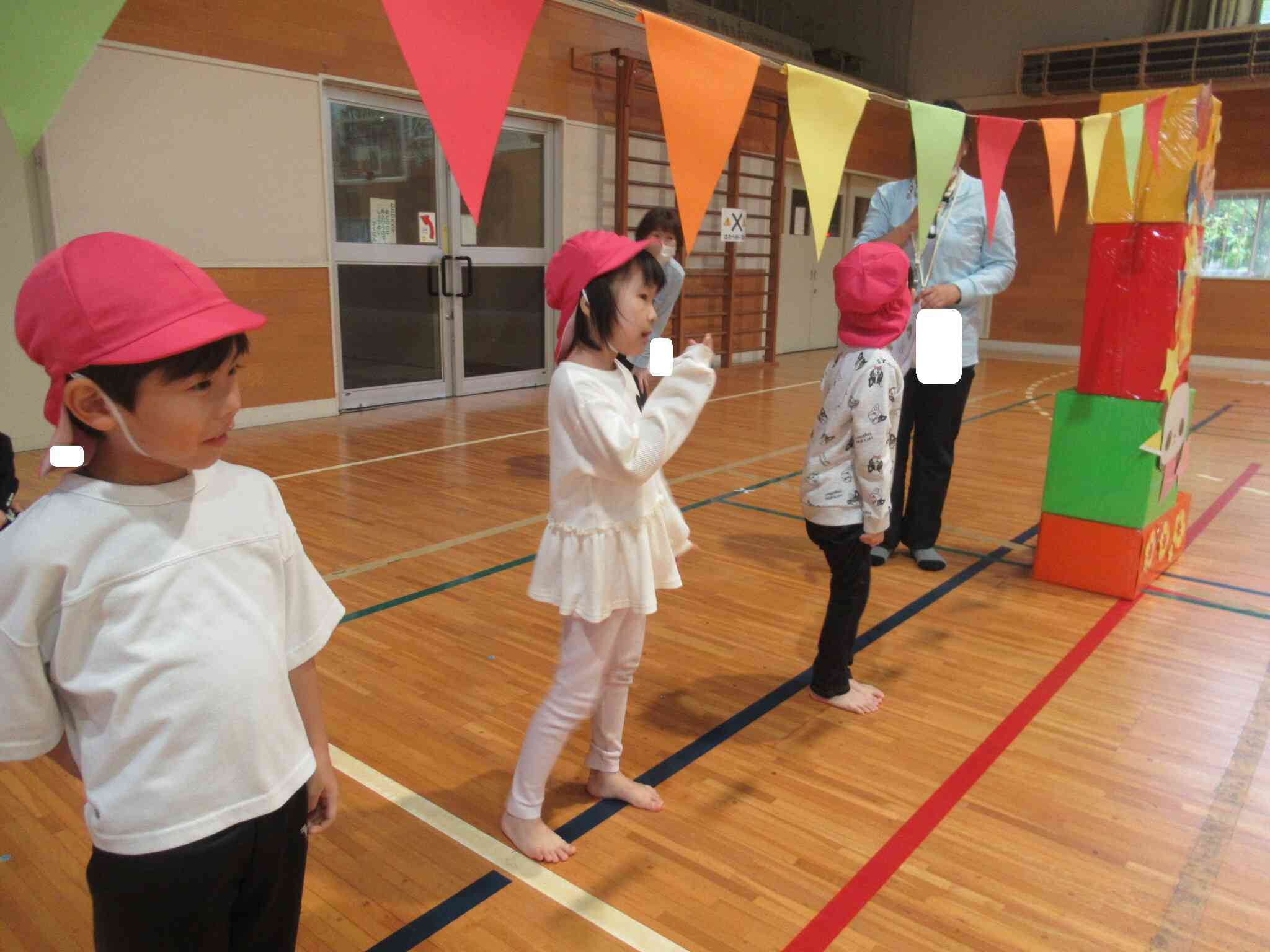 かけっこ…きりん組（5歳児）です。真剣に頑張るぞっという気合いが感じられます。