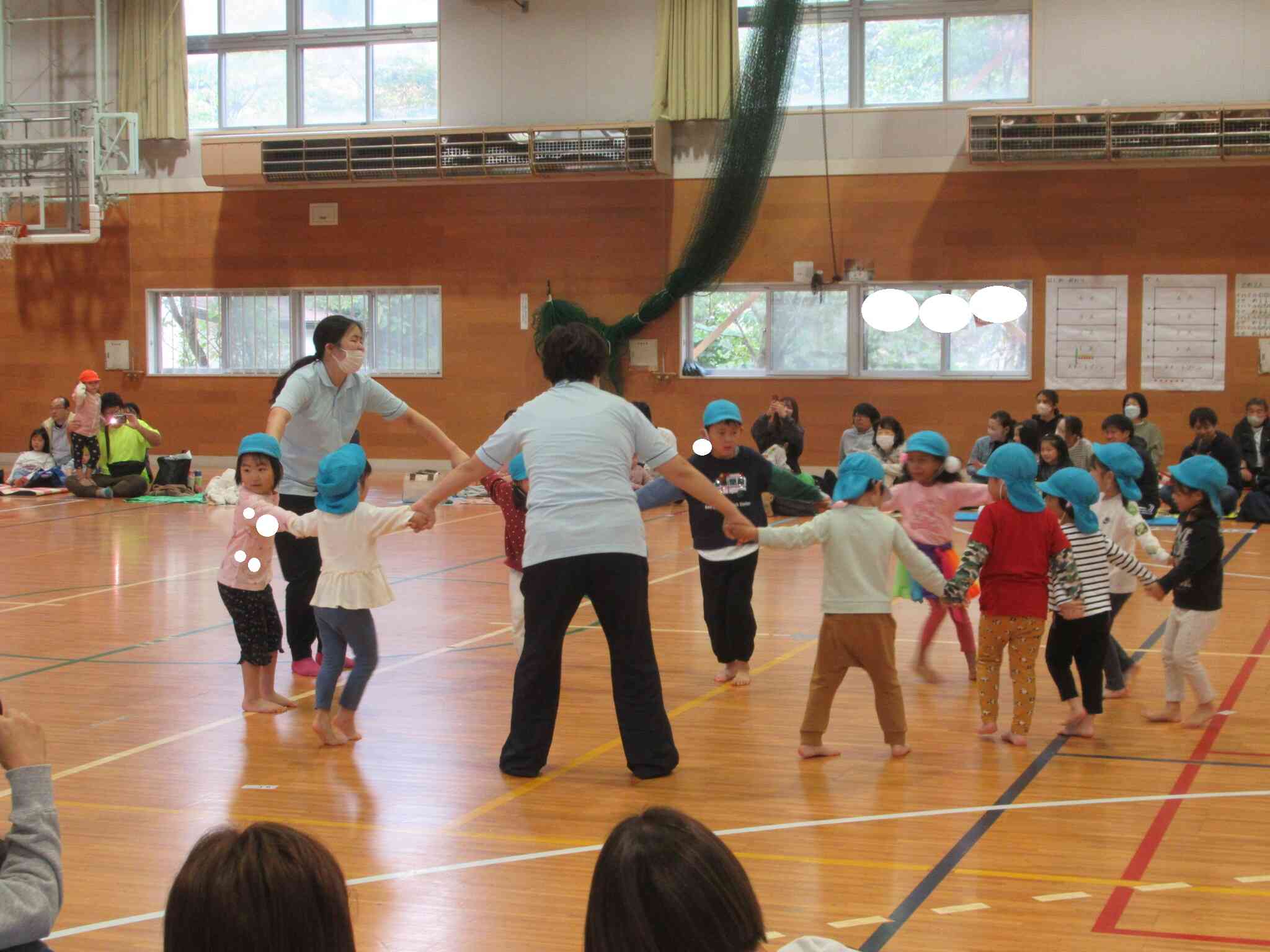 みんなで輪になって踊るのも楽しいね