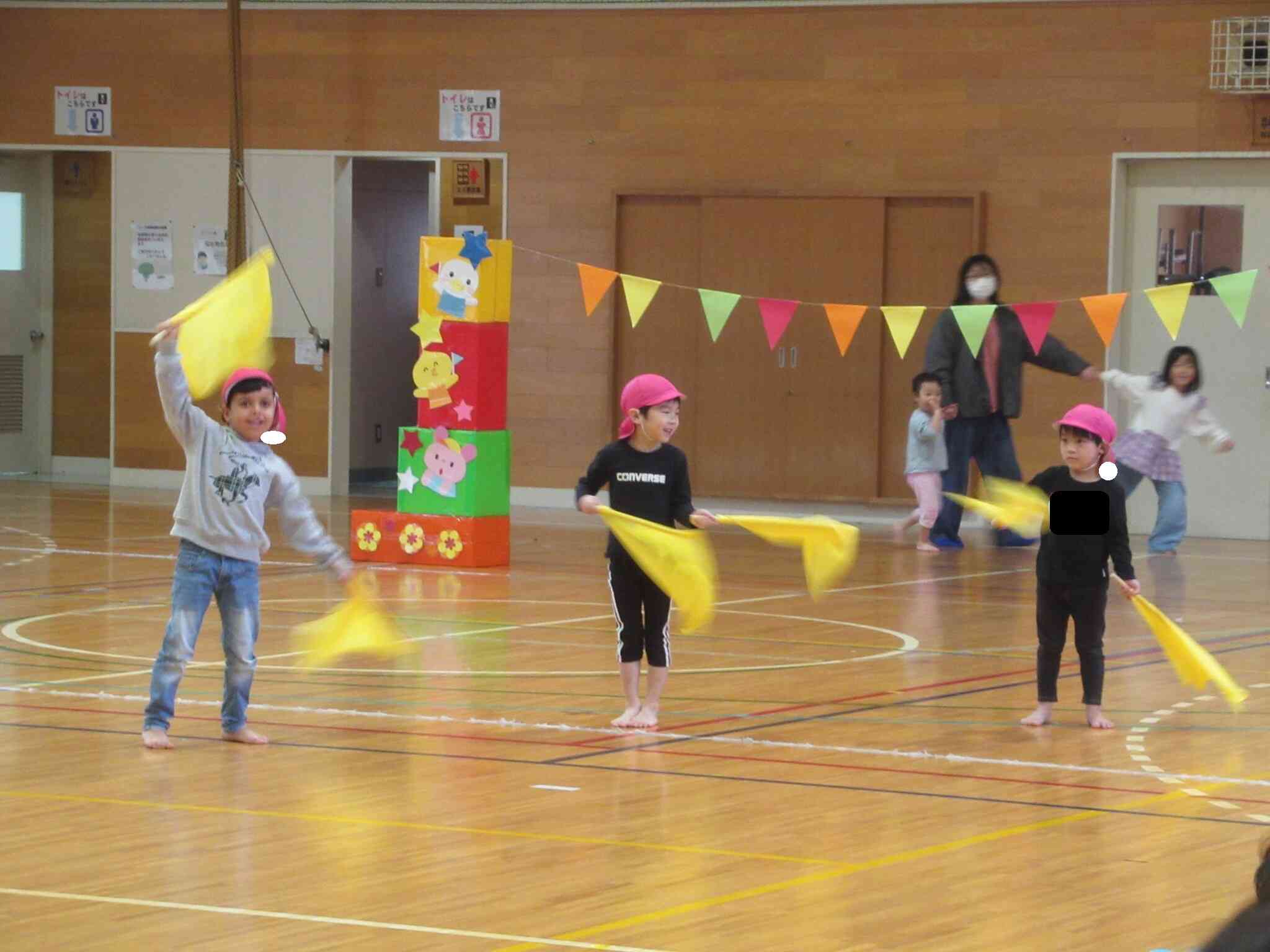 旗を大きく振って