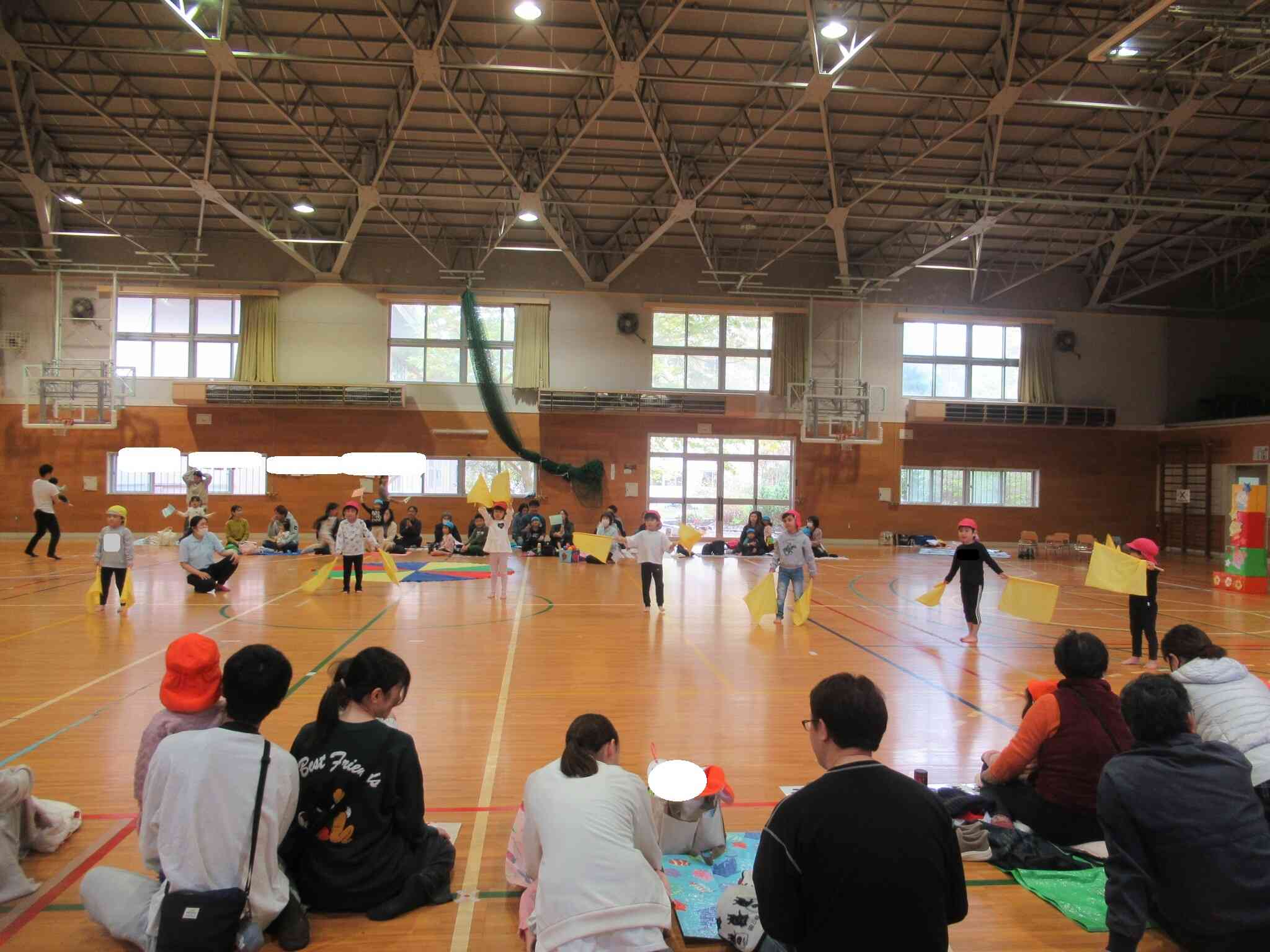 笛の音に合わせて、1人ずつ立っていきました。自分の番が来るのをドキドキと待っている子ども達でしたよ。