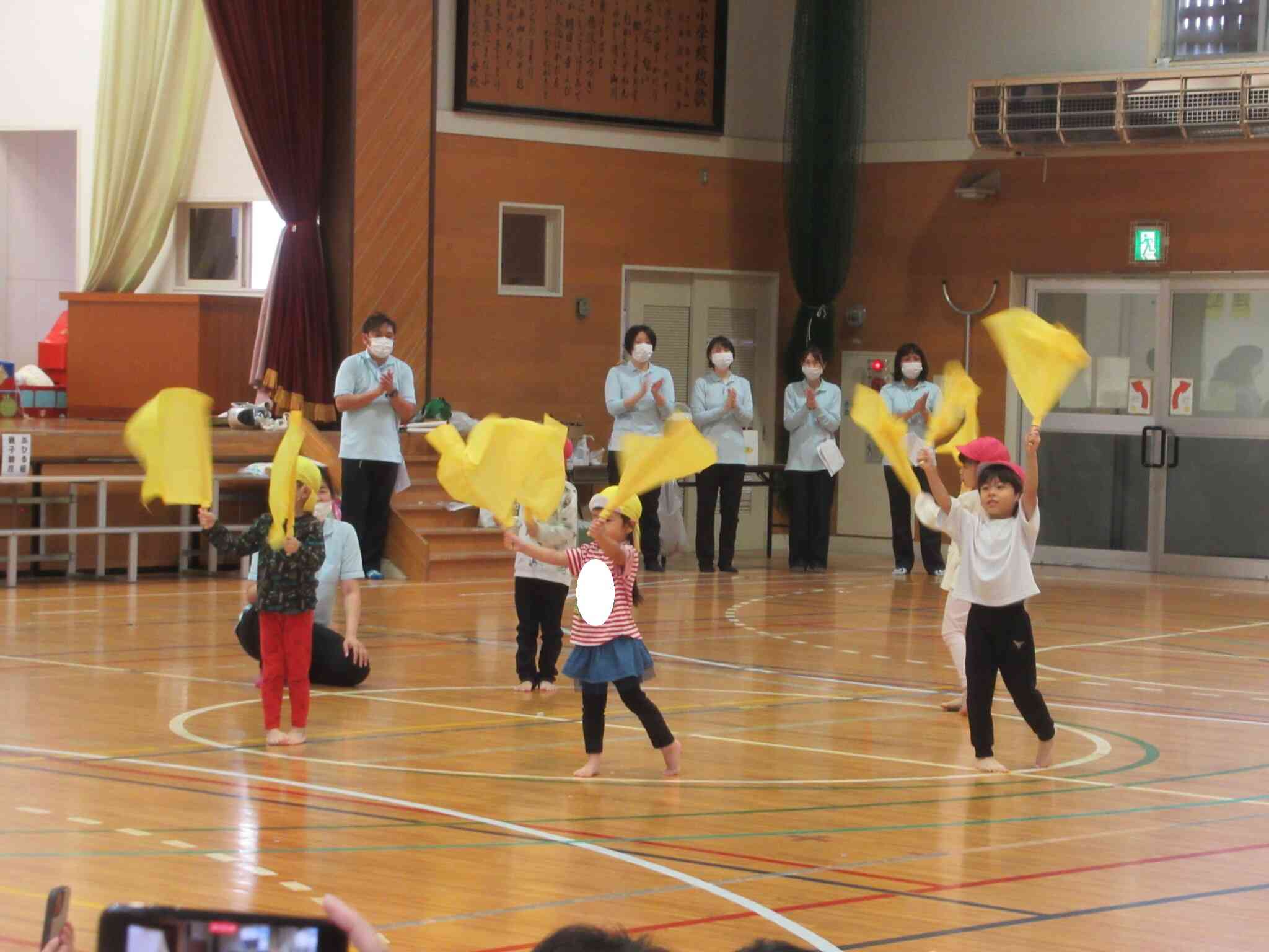 斜めから円に移動して、ダンスもしましたよ。先生たちや保護者の方も手拍子をして盛り上げてくれました。