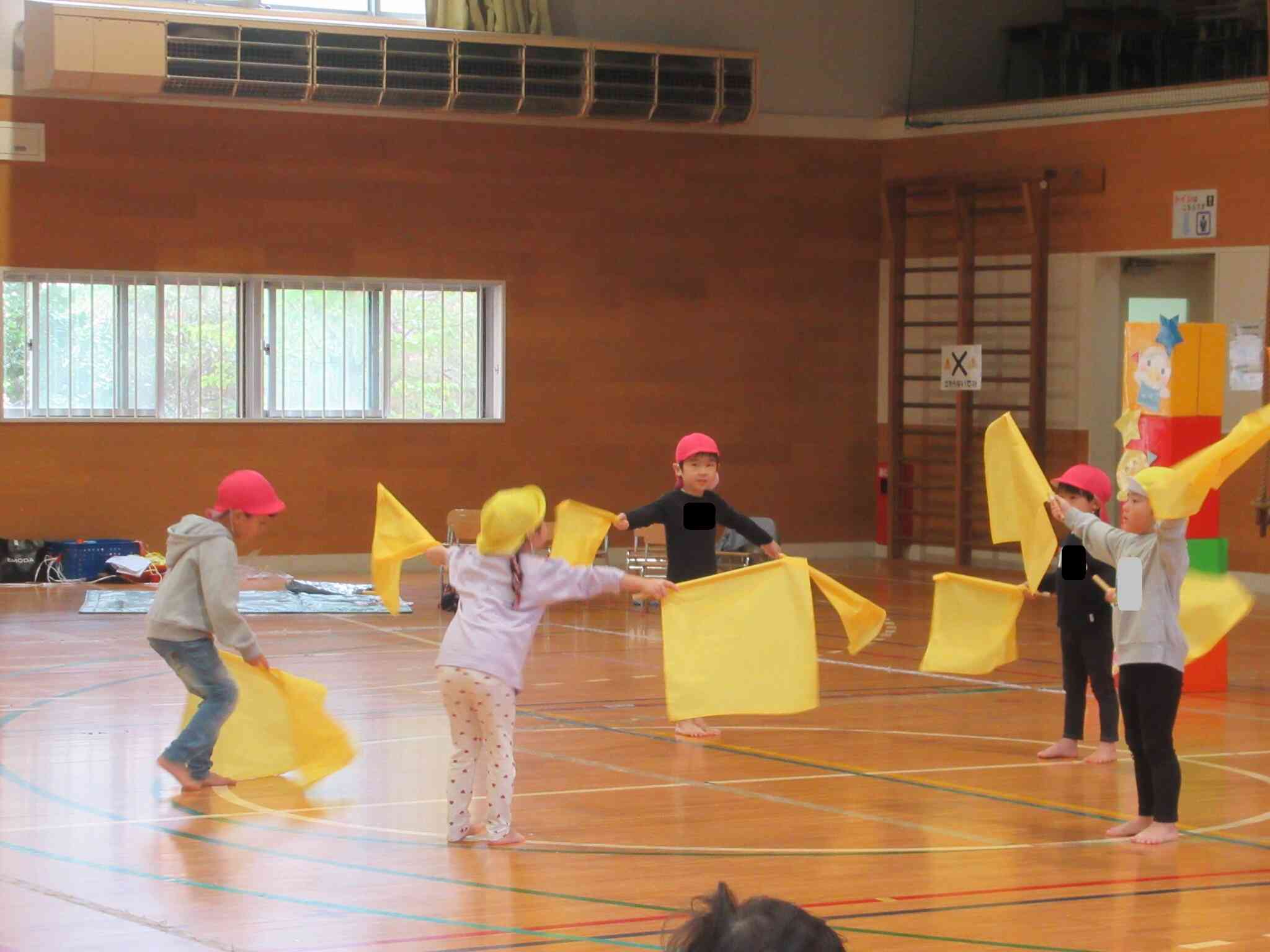 リズムにのりながら上下に旗を振ります。