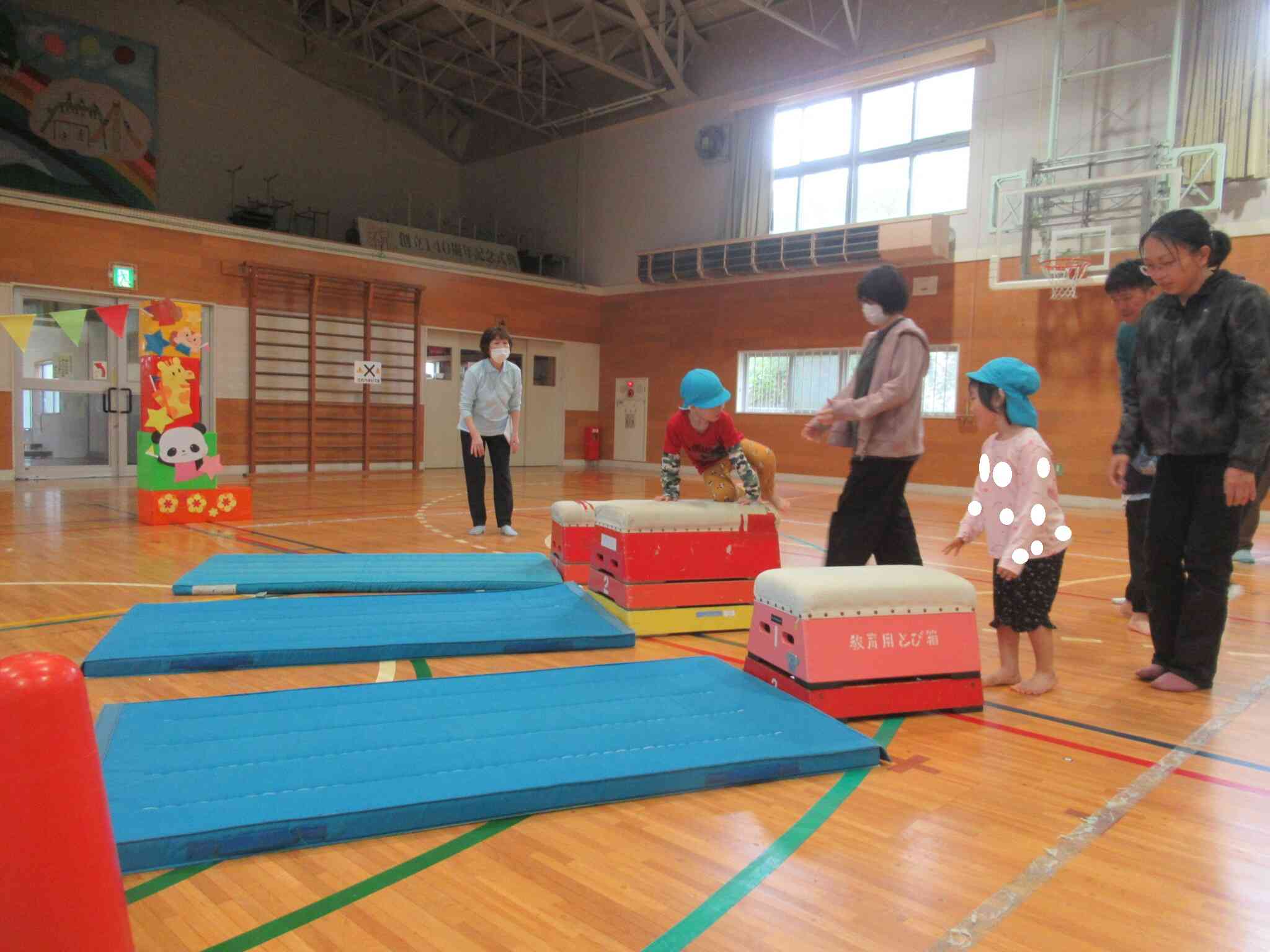 次は跳び箱をジャンプ！