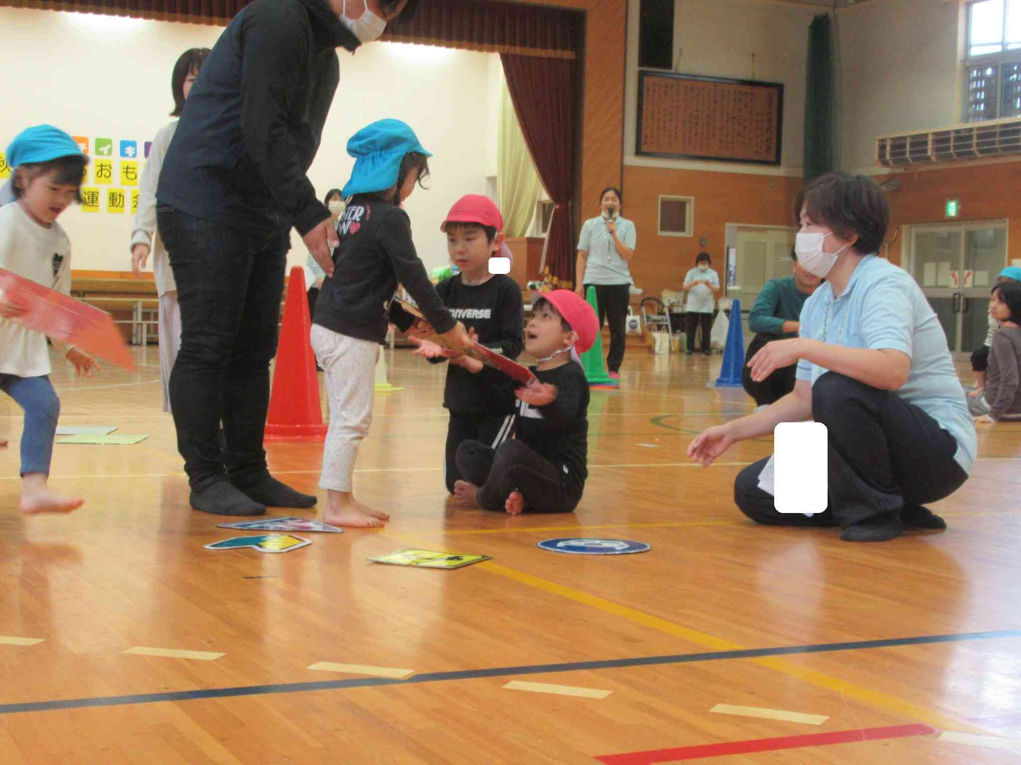年長児のお兄さん、お姉さんがお手伝い