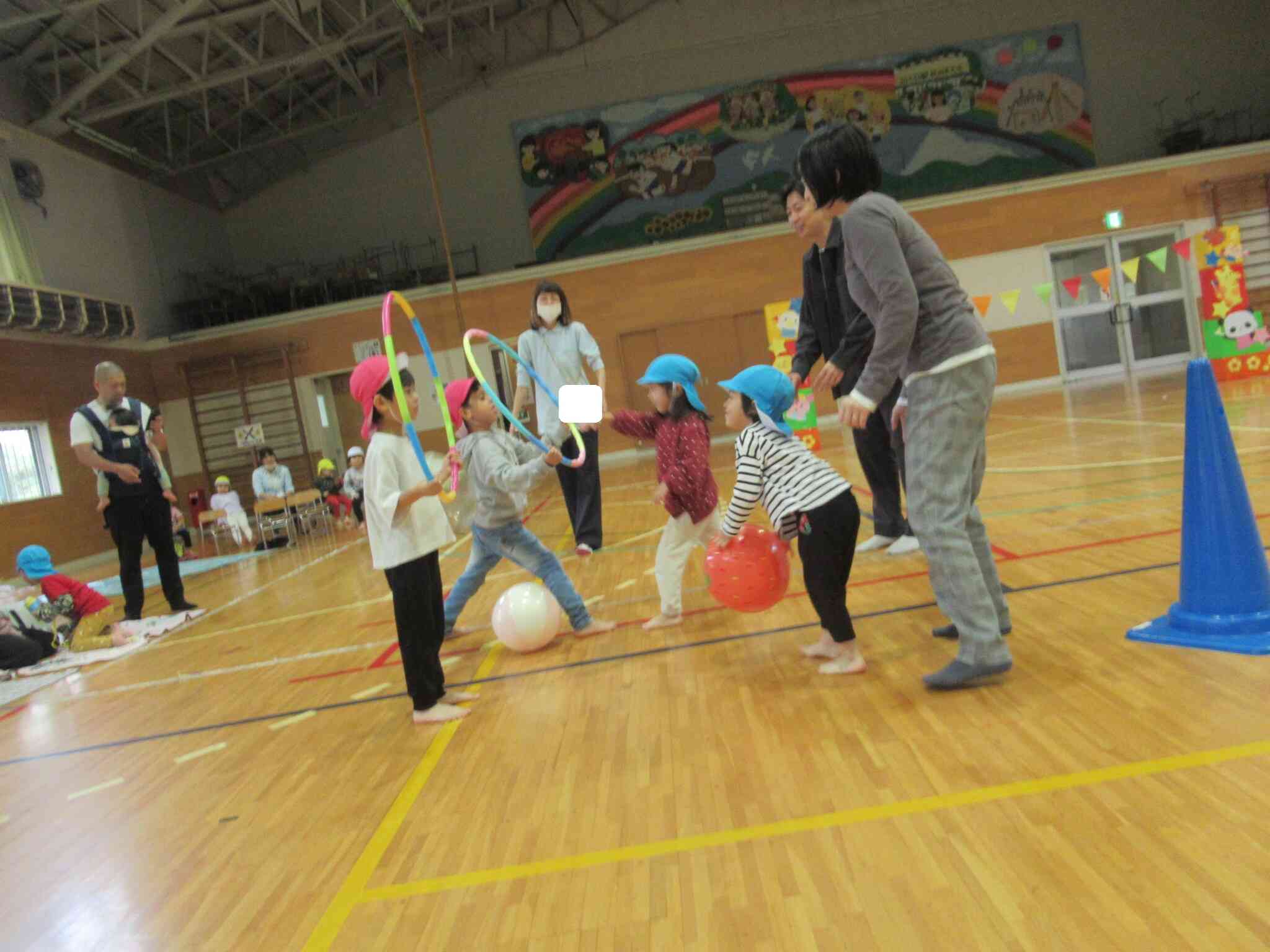 フラフープの輪の中にボールを入れているところです。