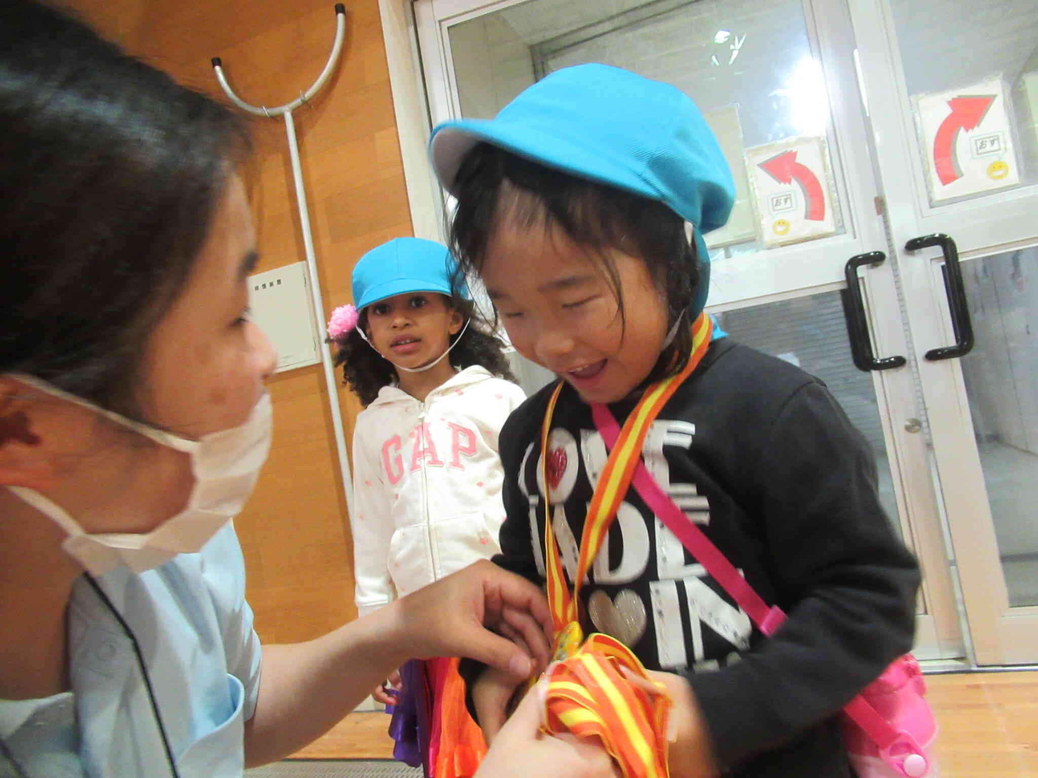 「運動会頑張ったね」メダルをプレゼントです。