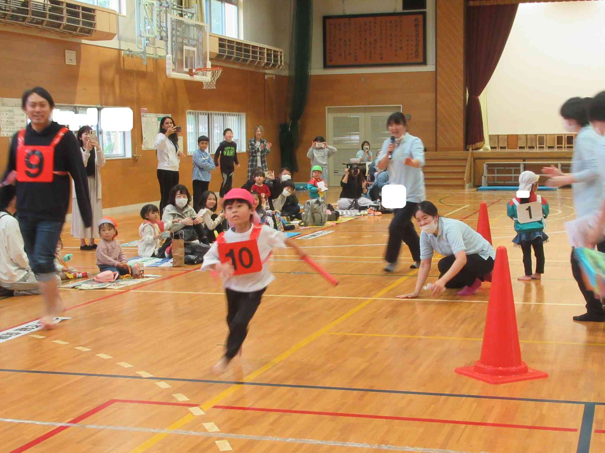 アンカーのお友達がスタートしました。先にゴールするのはどっちのチームかな？