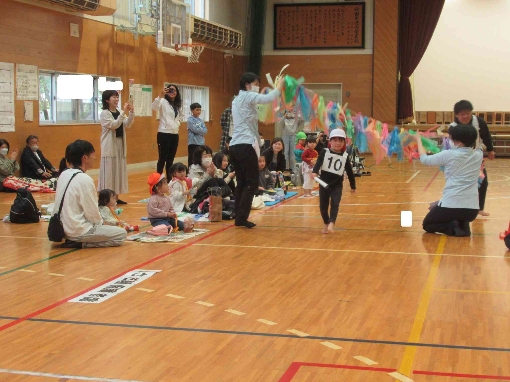 お友だちが、ゴールしました。ドキドキの結果は・・・、赤チームが勝ちました！