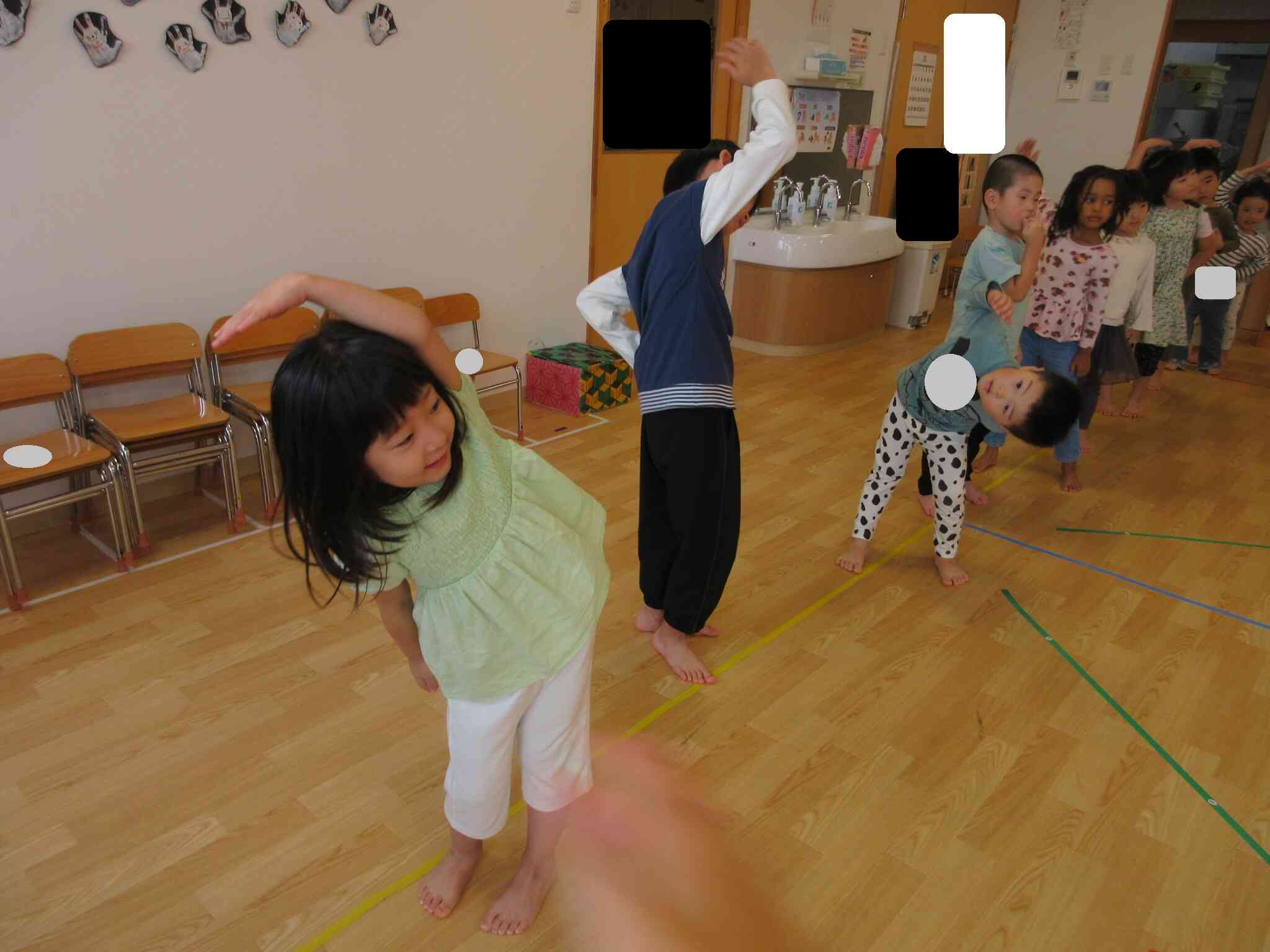 はりきって体操しています！