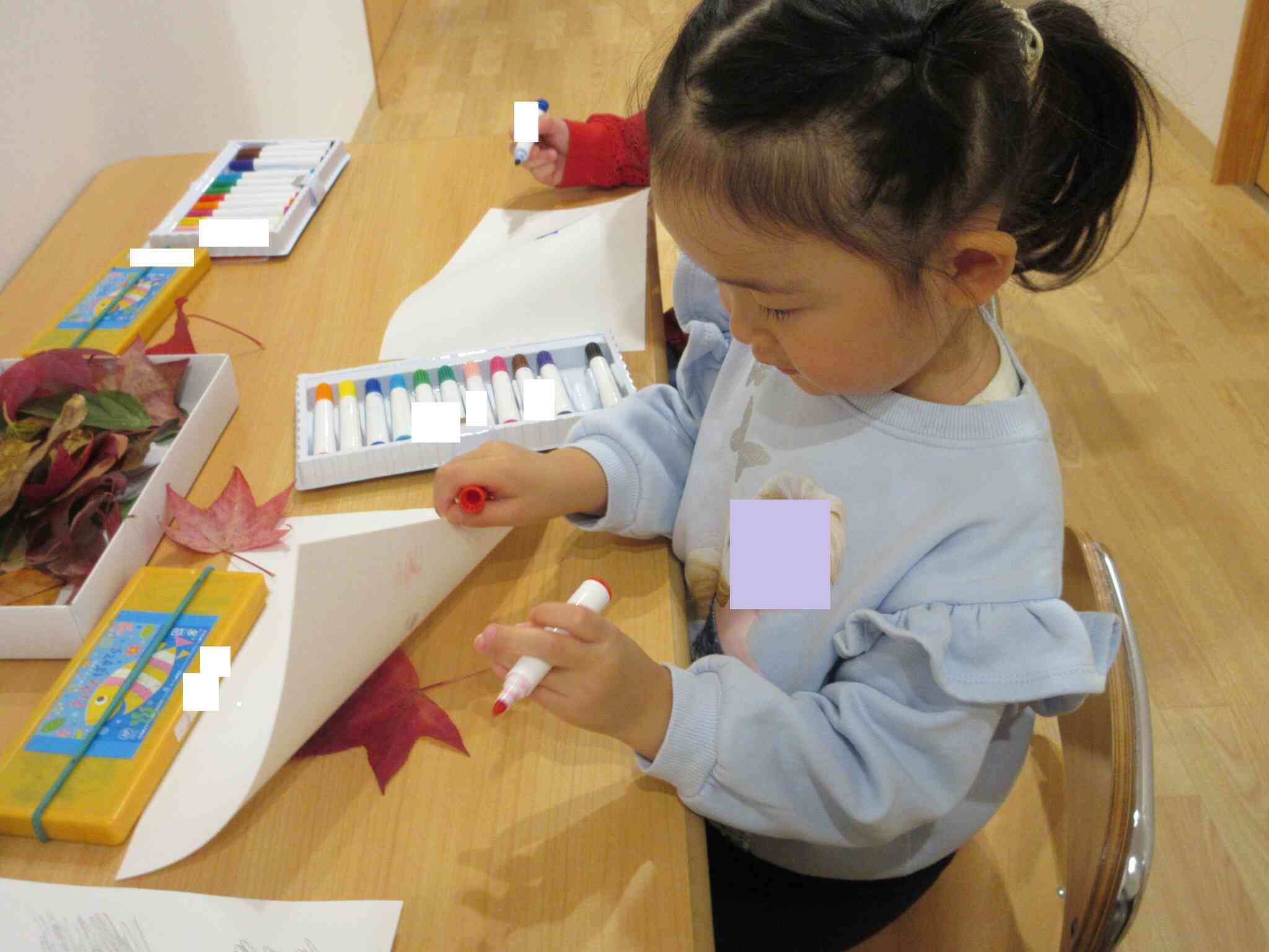 「わたしは紅葉にする！」とお気に入りの一枚を見つけたようです。