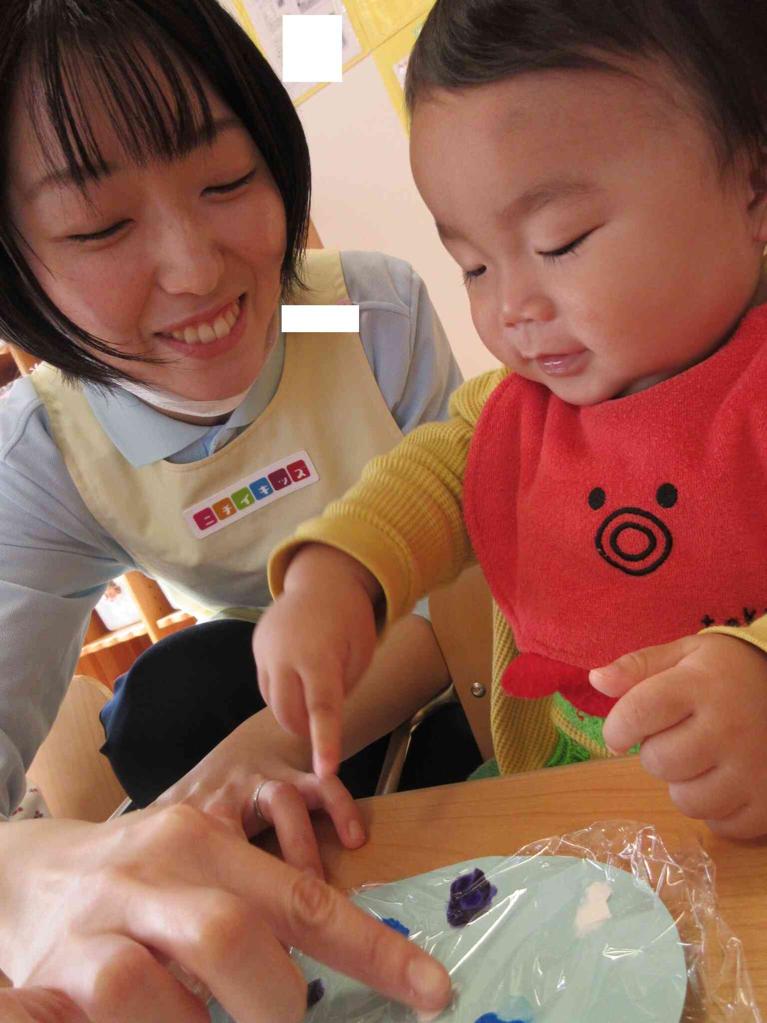 ぺたぺた・かきかき①(0歳児)