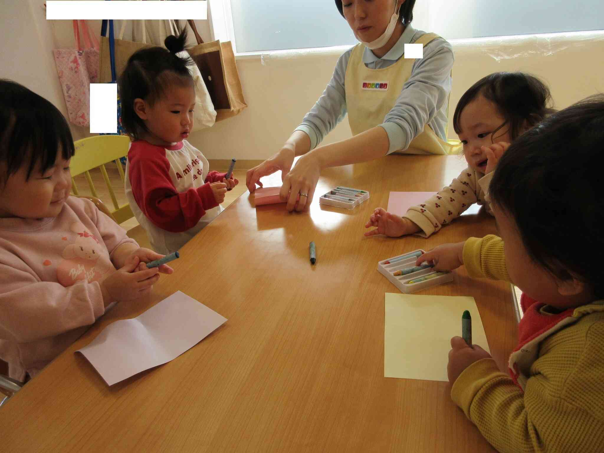 保育者のお話を聞きながら自由に製作遊びをしました。