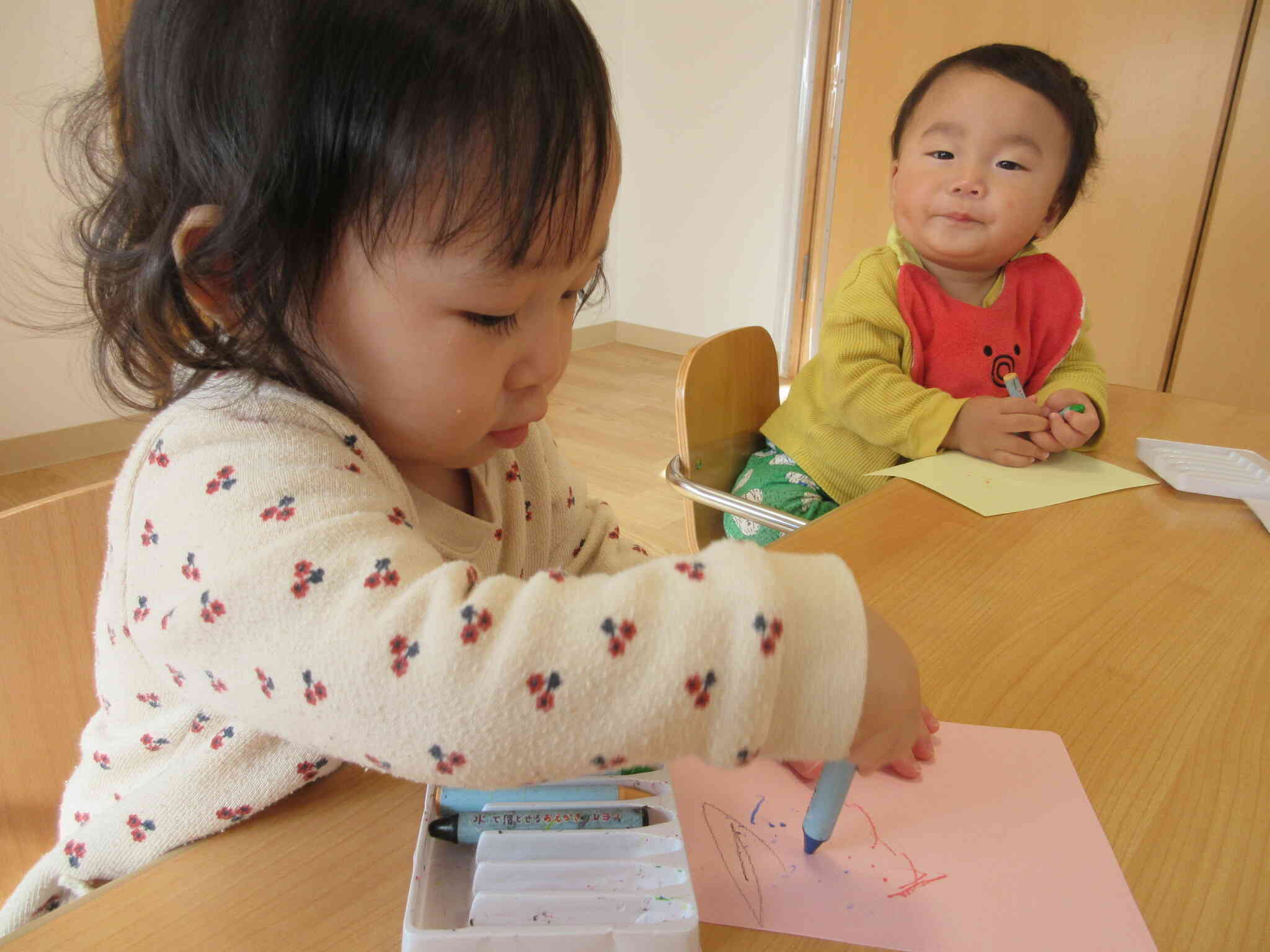 真剣に楽しんでいますね。横ではカメラにニッコリです。