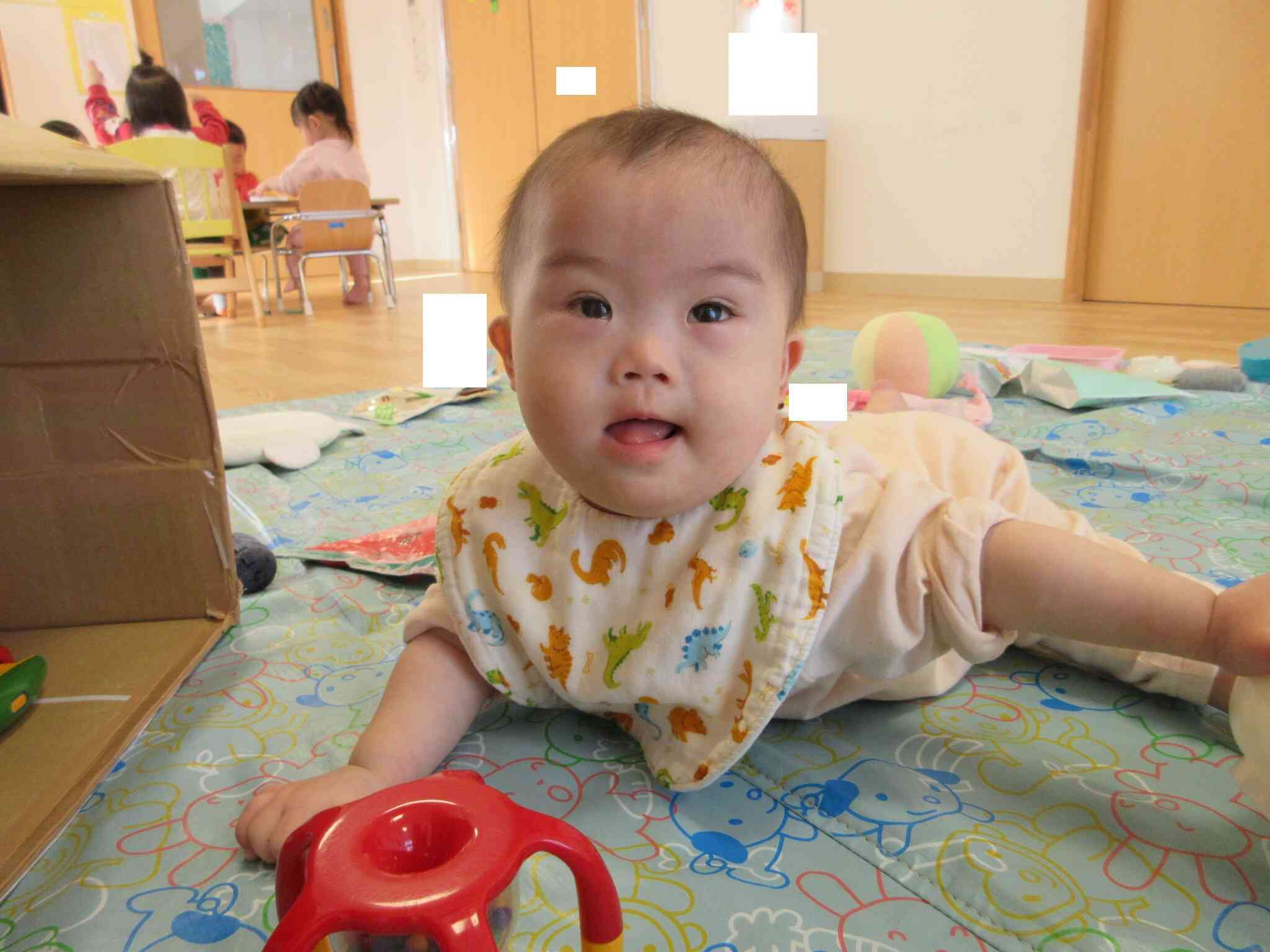 ずりばいでお部屋の探索楽しいなぁ～！